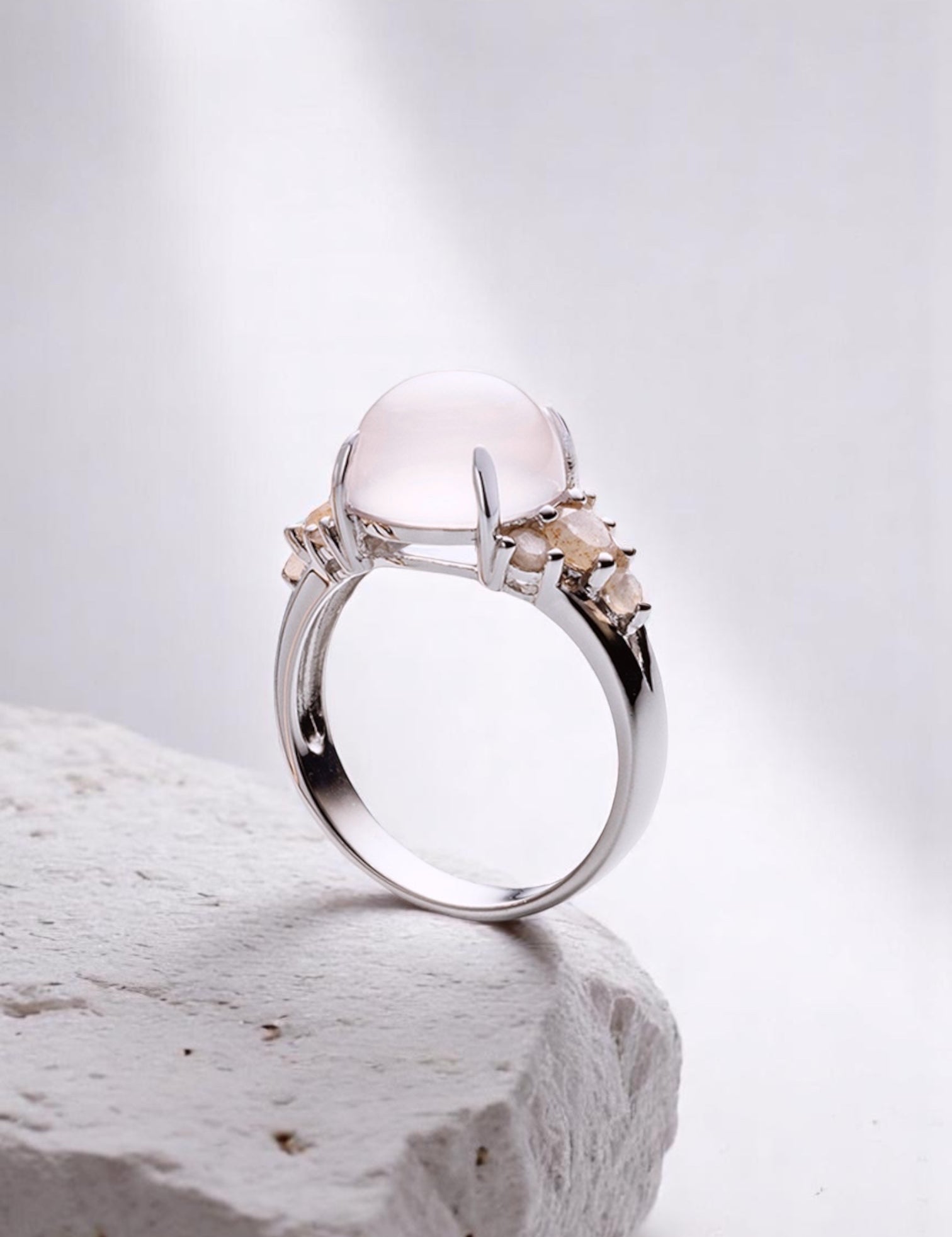 Carolin_Stone_Jewellery_Blooming_Ring_Rosenquarz_Mondstein_Silber_4-Photoroom-5.jpg