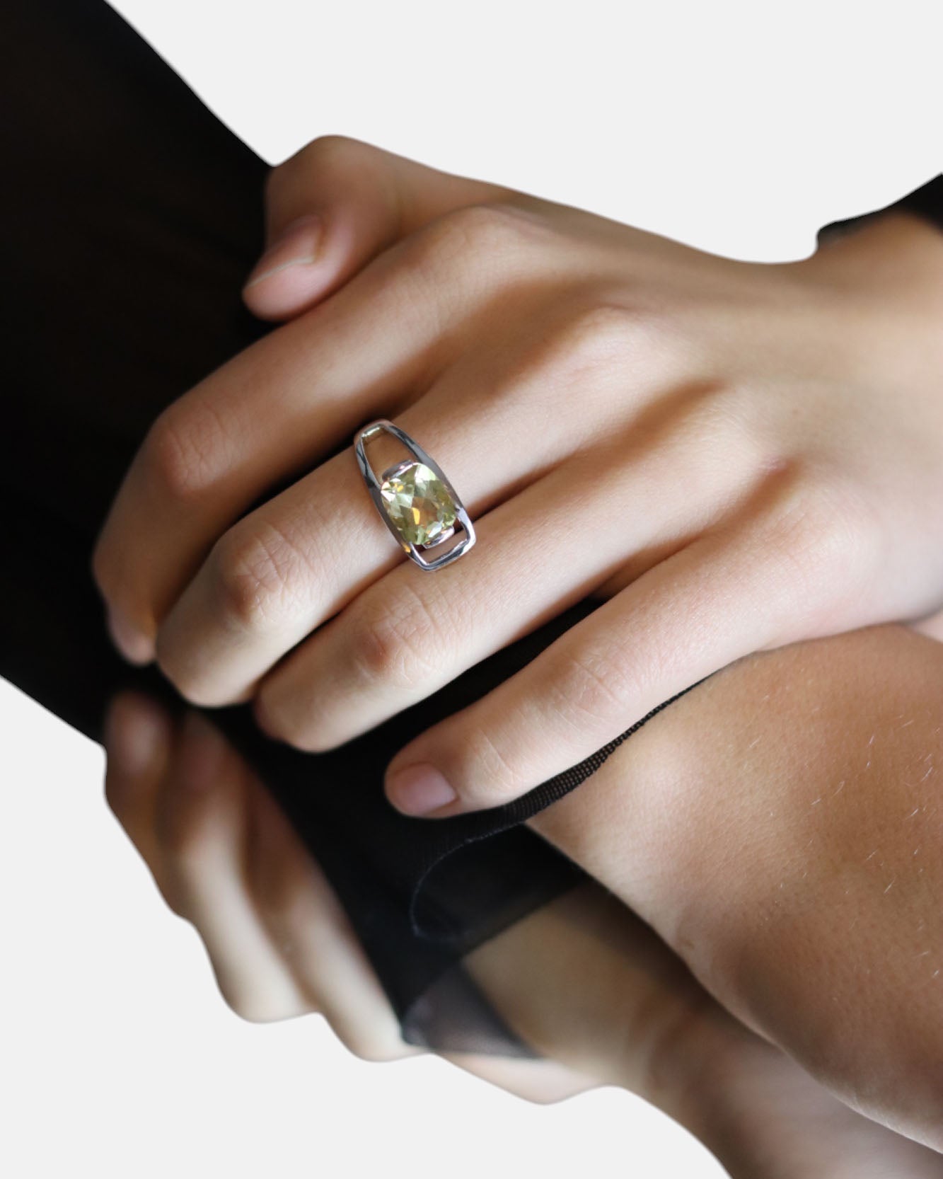 Carolin_Stone_Jewellery_Charming_Quartz_Ring_Lemonquarz_Silber_on_finger_1.jpg