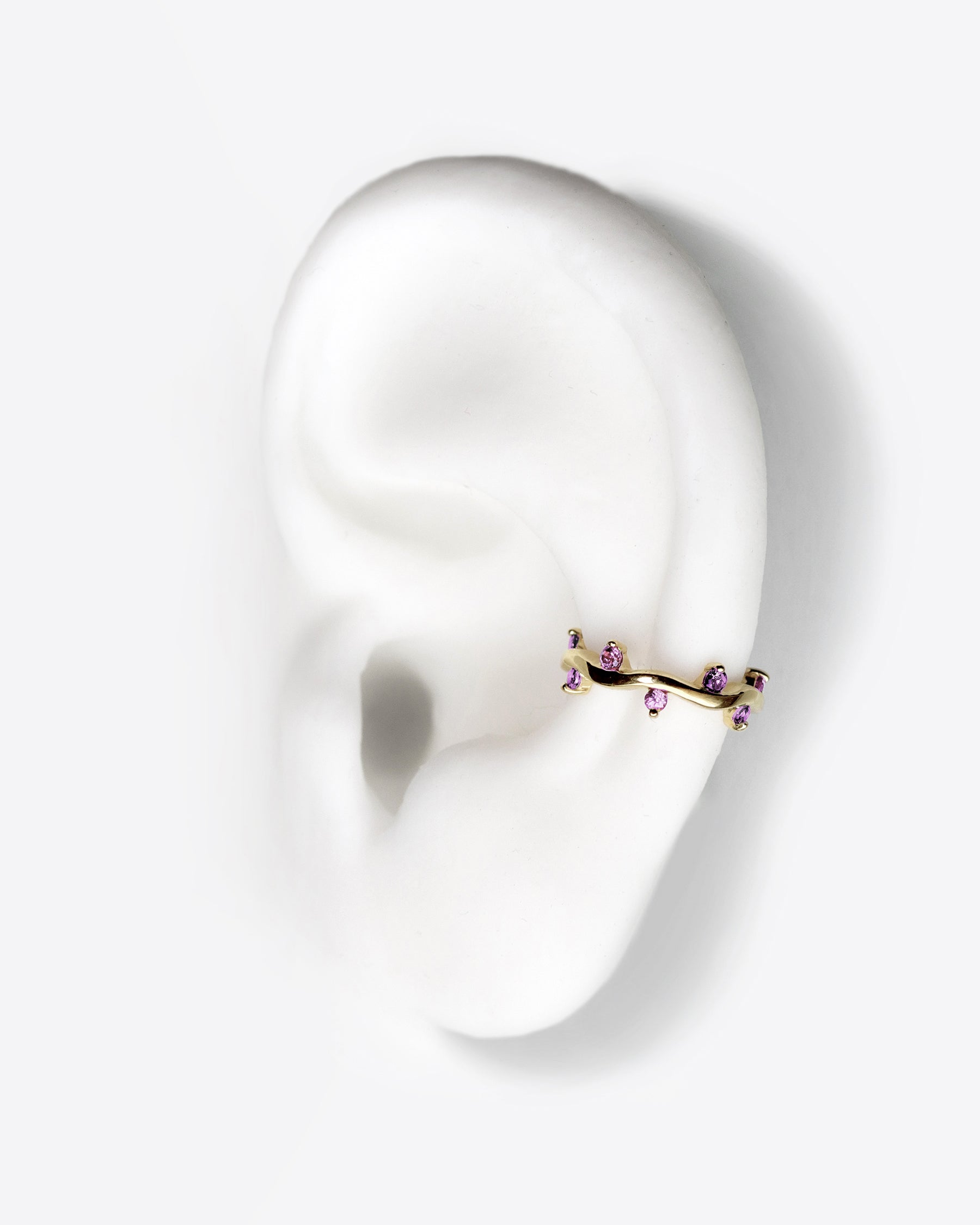 Carolin_Stone_Jewellery_Cit_azone_lila_Ear_cuff_Amethyst_Gold_on_ear.jpg
