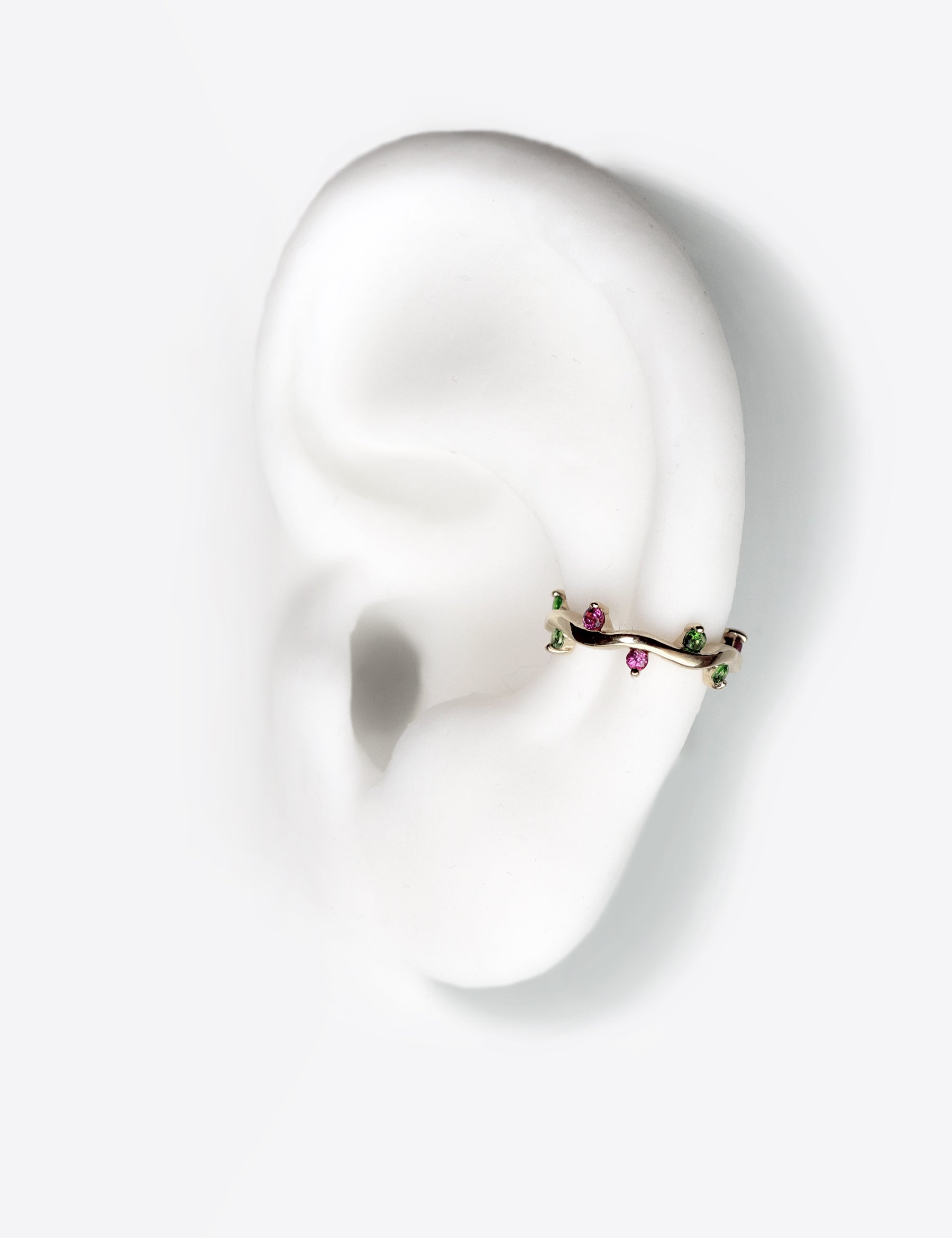 Carolin_Stone_Jewellery_Cit_azone_pink-grun_Ear_cuff_Rhodolith_Gold_on_ear.jpg