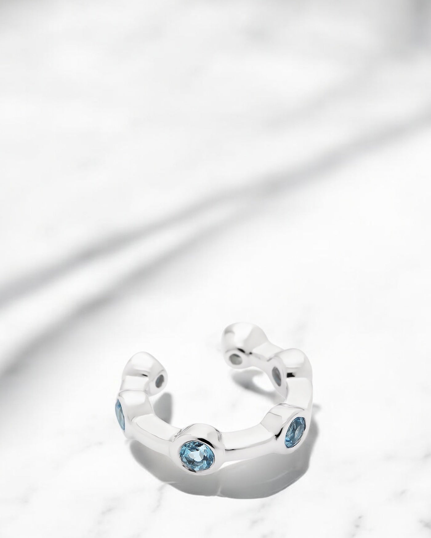 Carolin_Stone_Jewellery_Citygirl_blau_Ear_cuff_Topas_Silber_1-Photoroom-Photoroom.jpg
