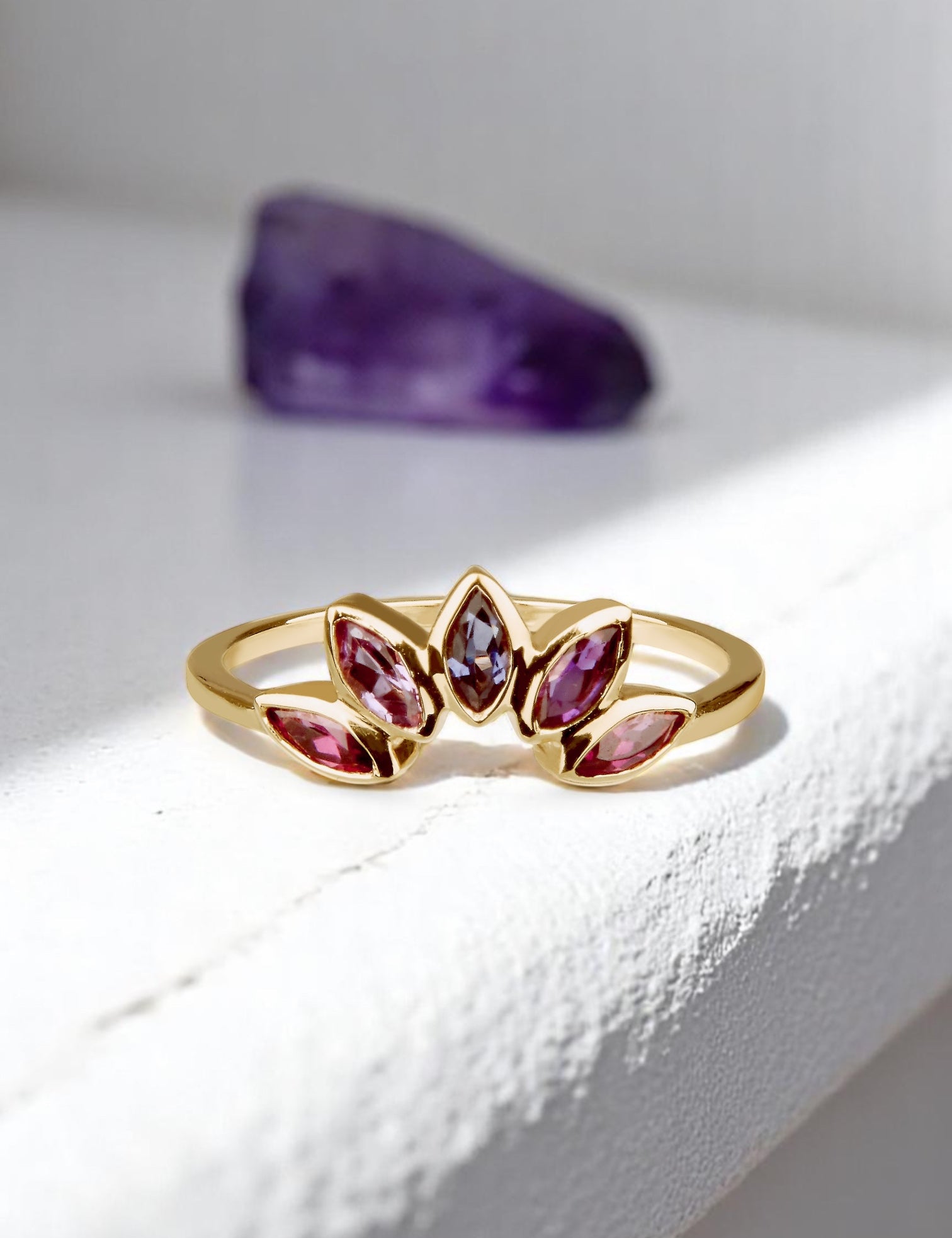 Carolin_Stone_Jewellery_Crown_Ring_Amethyst_Gold_main-auf_stein.jpg