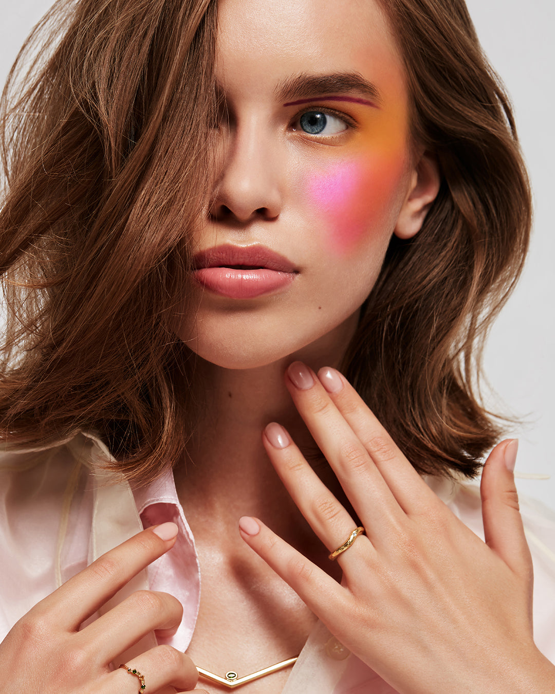 Carolin_Stone_Jewellery_Goldring_gehammert_pre-set_Granat_Hidden_Inner_Strength_on_model_2.jpg