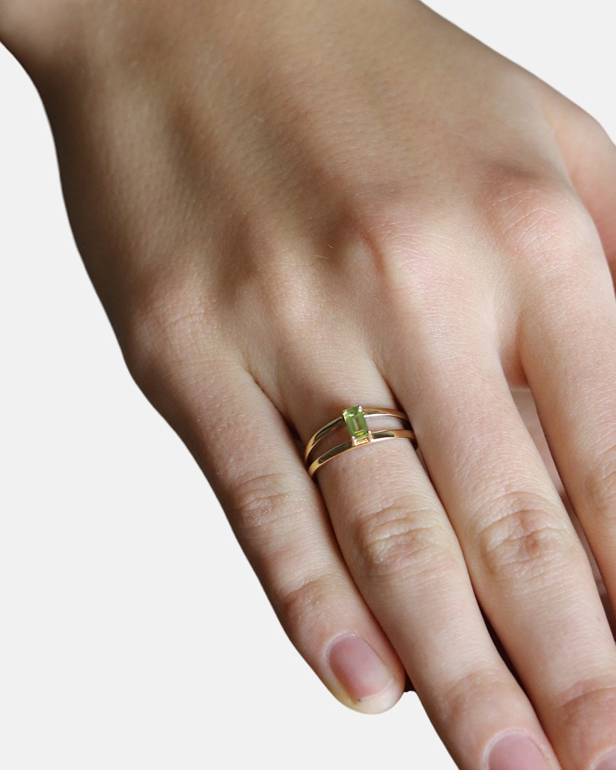Carolin_Stone_Jewellery_Imaginative_Ring_Peridot_Gold_am_finger_1.jpg