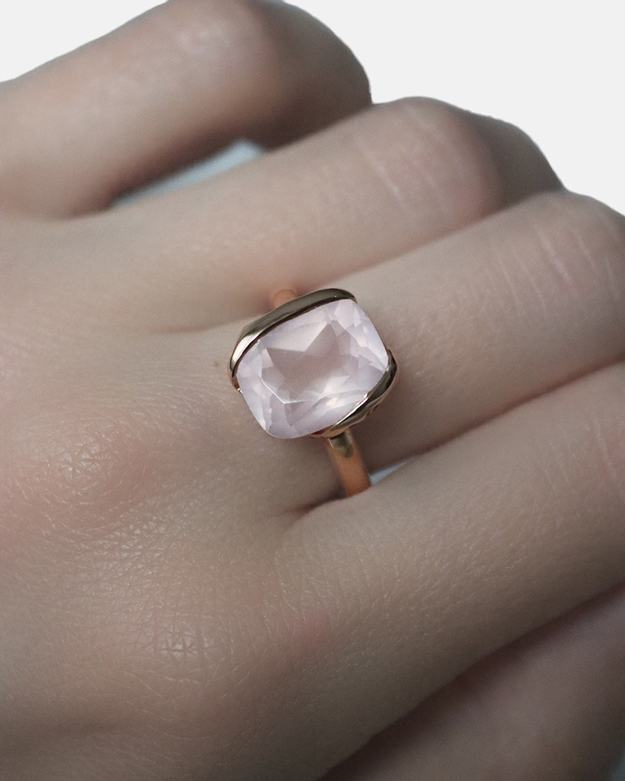 Carolin_Stone_Jewellery_Loving_You_Ring_Rosenquarz_Rosegold_am_finger.jpg