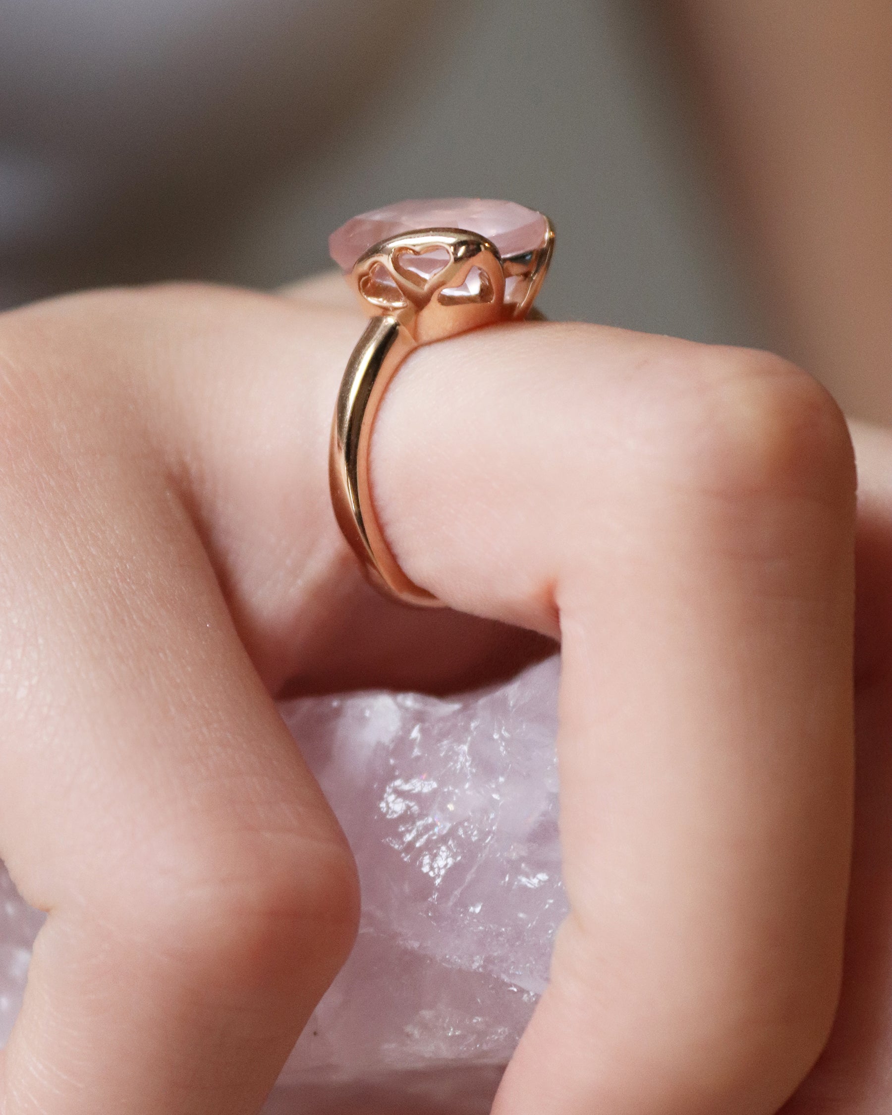 Carolin_Stone_Jewellery_Loving_You_Ring_Rosenquarz_Rosegold_am_finger_2.jpg