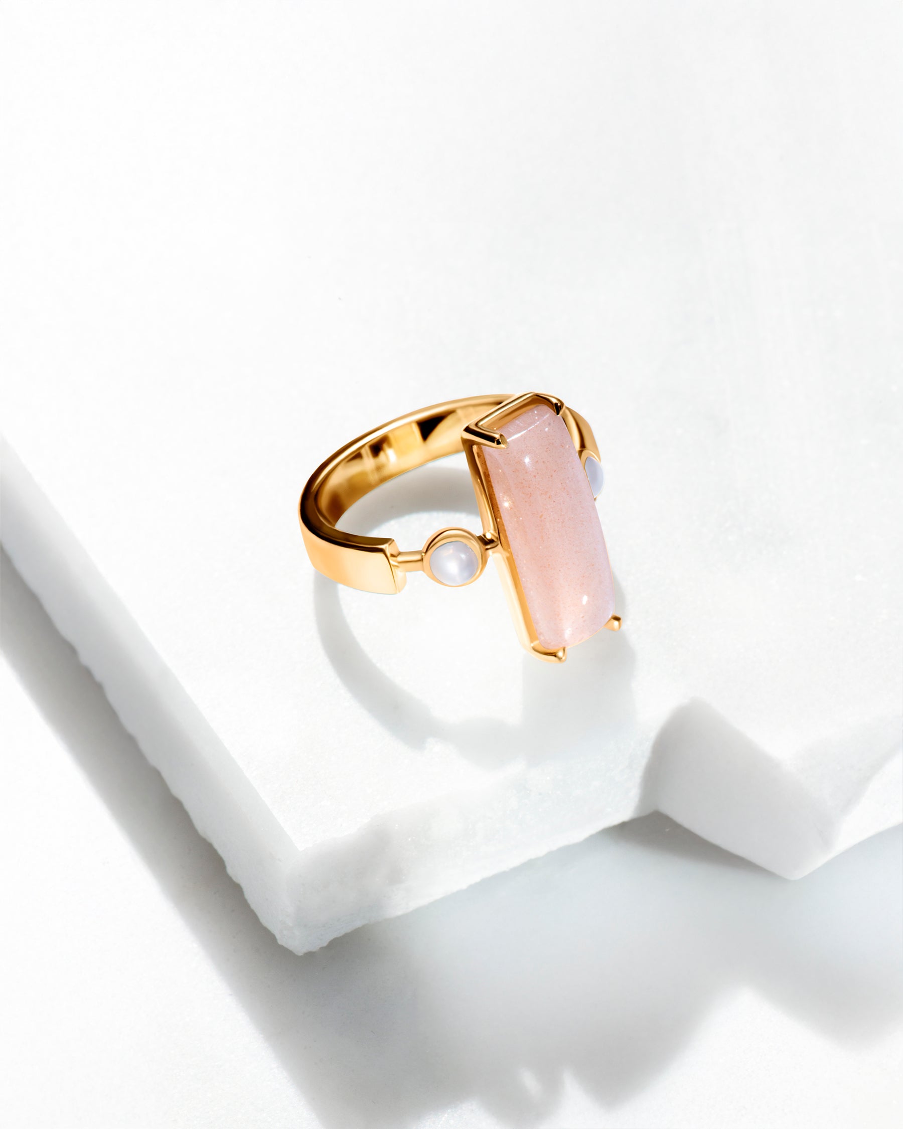 Carolin_Stone_Jewellery_Mystic_Ring_Mondstein_Gold_still_life_1.jpg