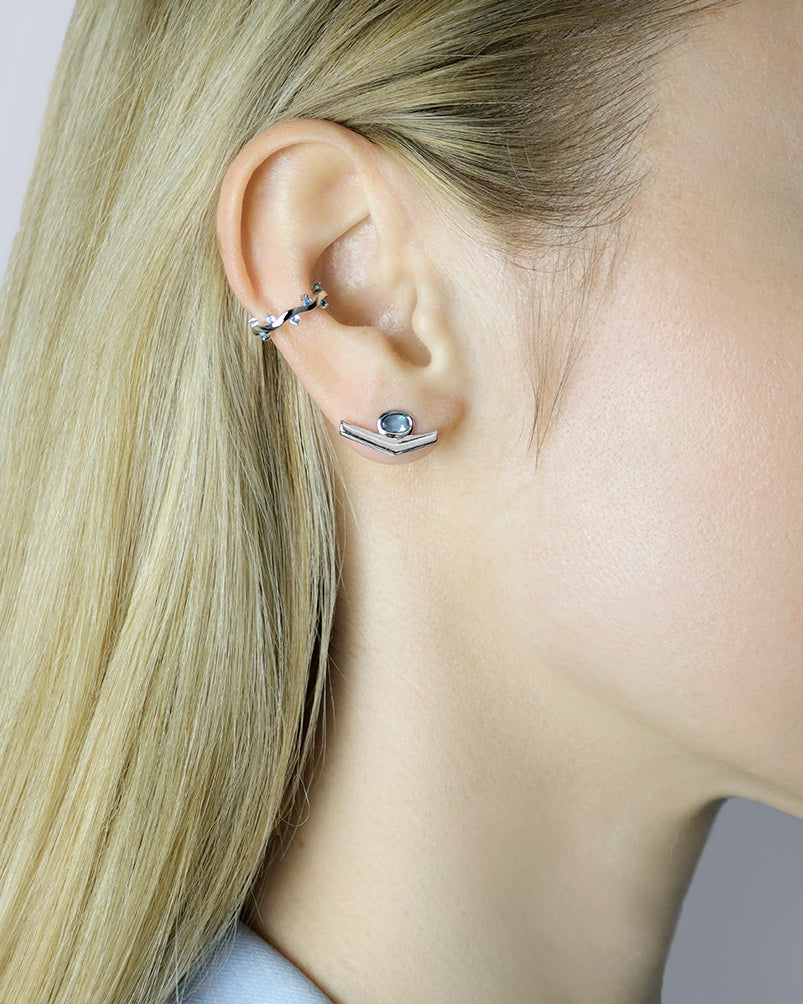 Carolin_Stone_Jewellery_Transforming_Ohrstecker_Topas_Silber_am_model.jpg