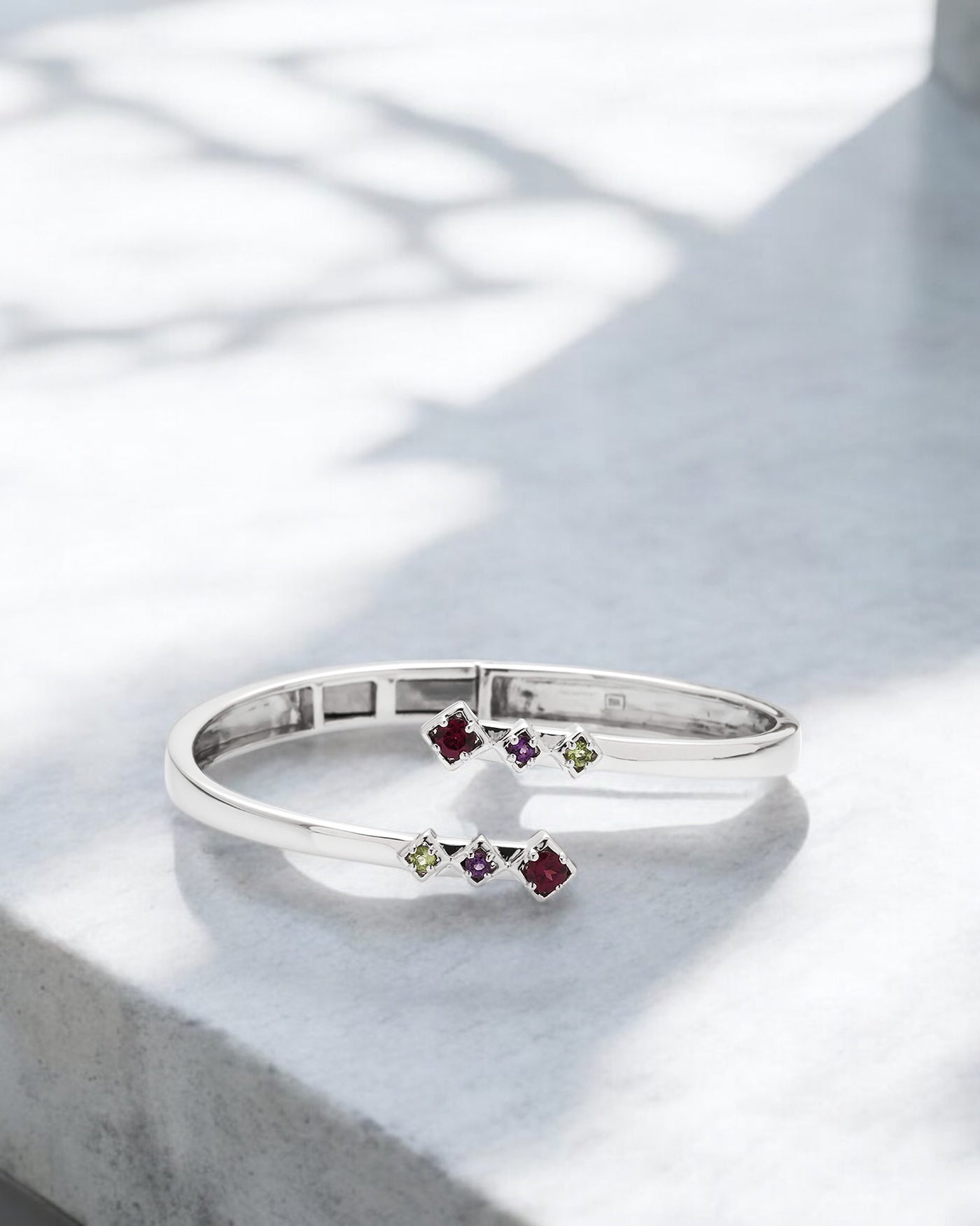 Carolin_stone_Jewellery_Visionary_Armreif_Silber_Rhodolith_1.jpg