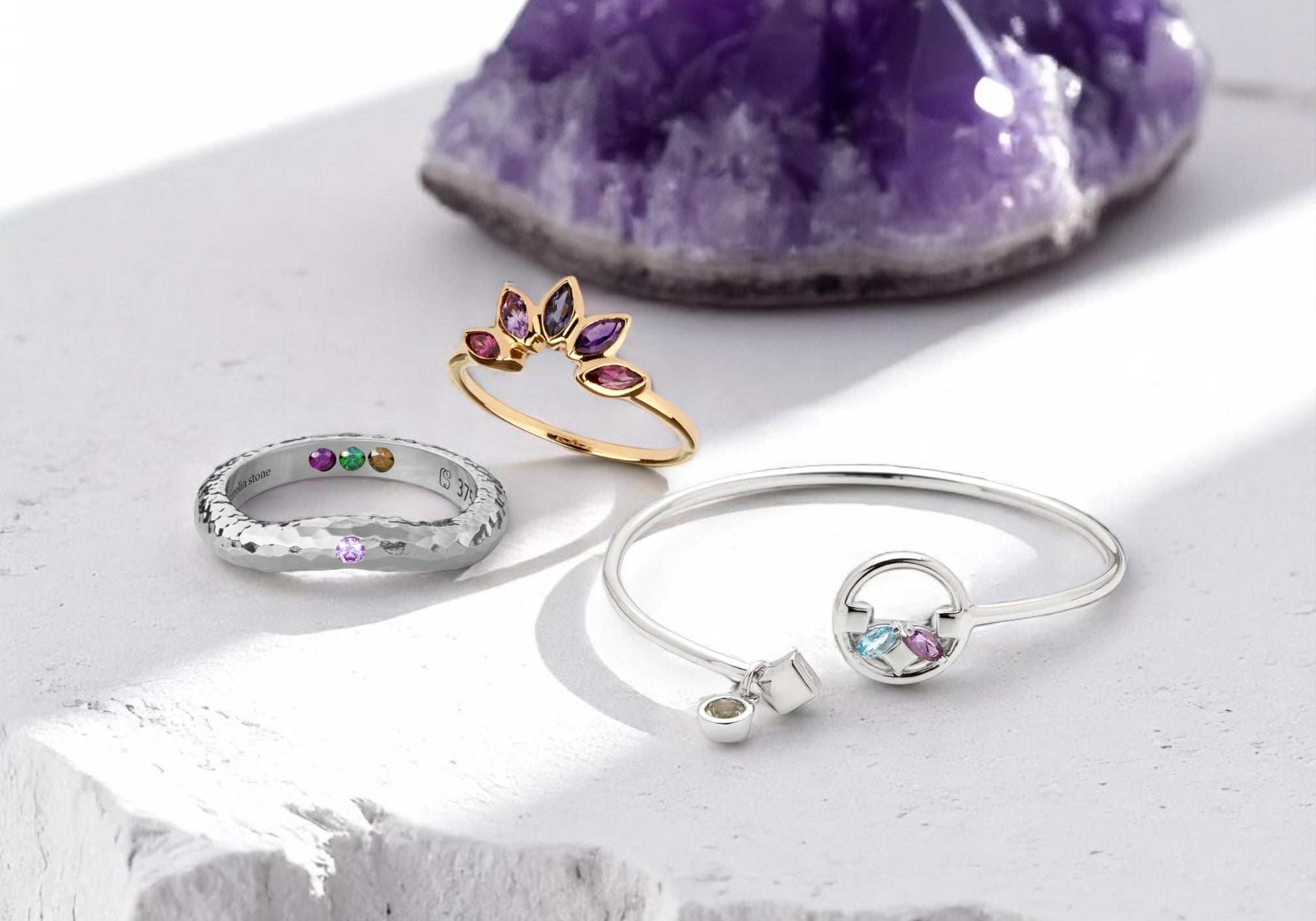 Wie man in einer abgelenkten Welt konzentriert bleibt: Die beruhigende Energie des Amethysts