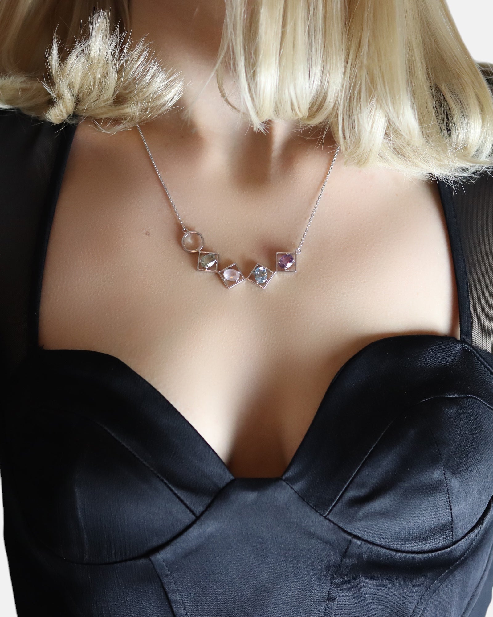 Carolin_Stone_Jewelleray_Charming_Halskette_Topas_Silber_neck_1.jpg
