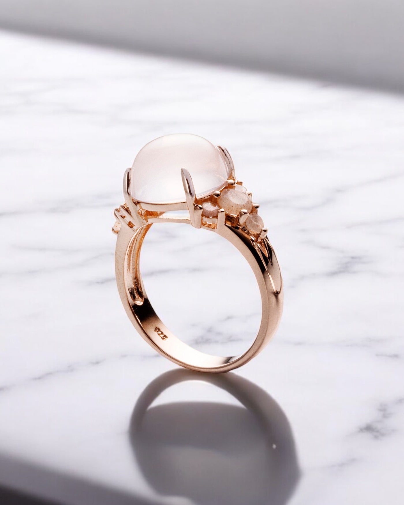 Carolin_Stone_Jewellery_Blooming_Ring_Rosenquarz_Mondstein_Rose_Gold_1-Photoroom.jpg