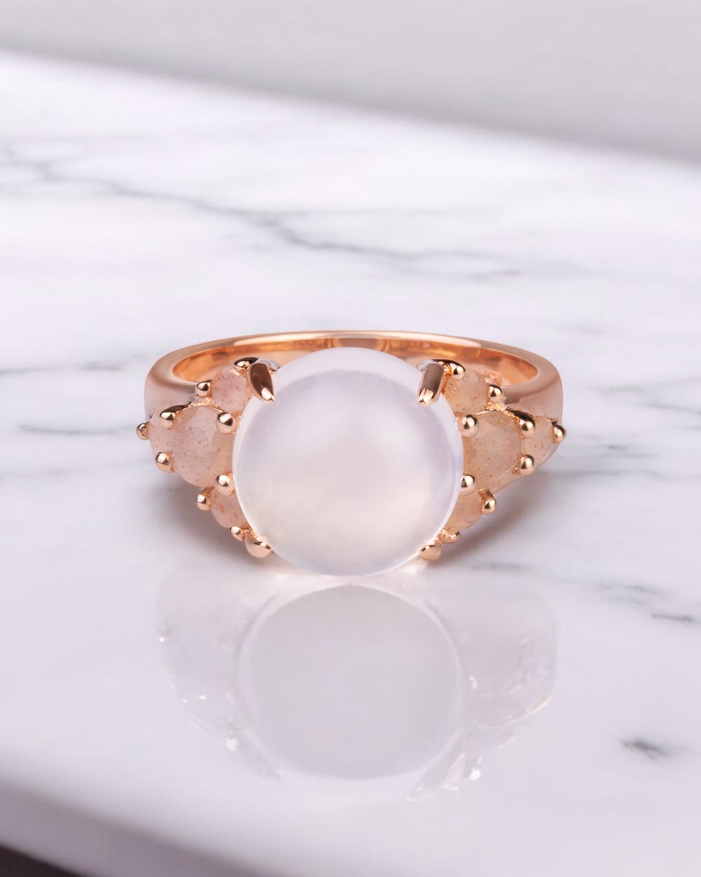 Carolin_Stone_Jewellery_Blooming_Ring_Rosenquarz_Mondstein_Rose_Gold_2-Photoroom.jpg
