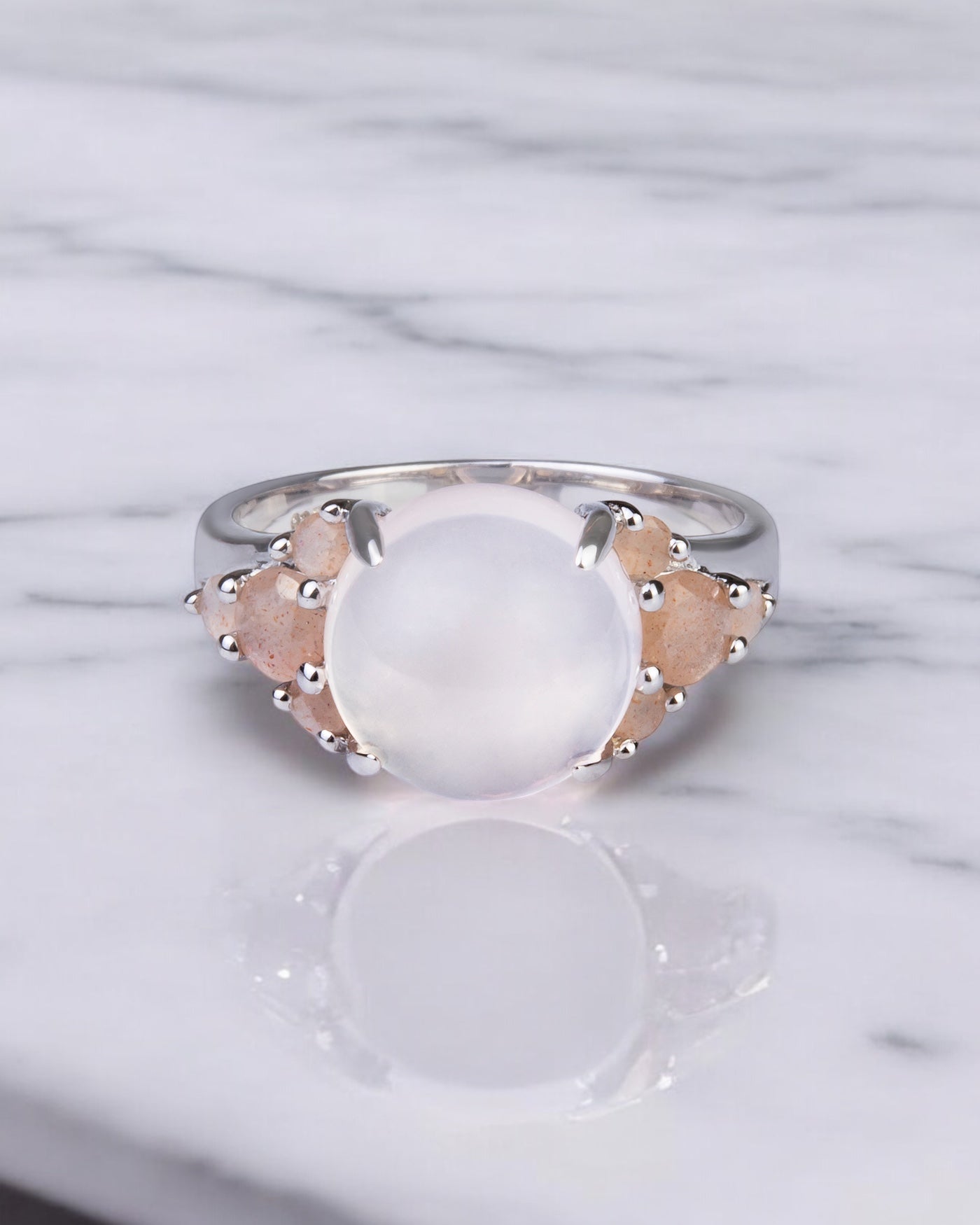 Carolin_Stone_Jewellery_Blooming_Ring_Rosenquarz_Mondstein_Silber_2-Photoroom.jpg