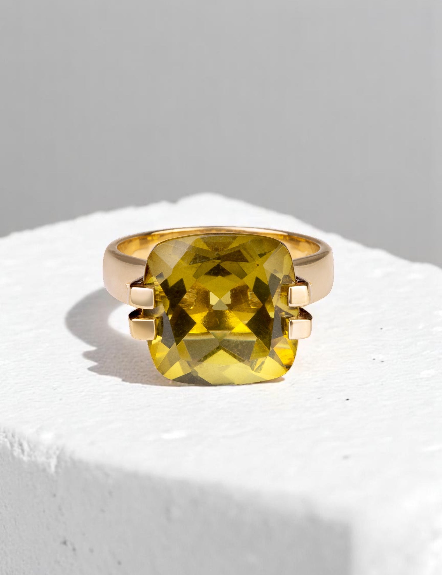 Carolin_Stone_Jewellery_Brilliant_Ring_Olivenquarz_Gold_main_auf_stein_2.jpg