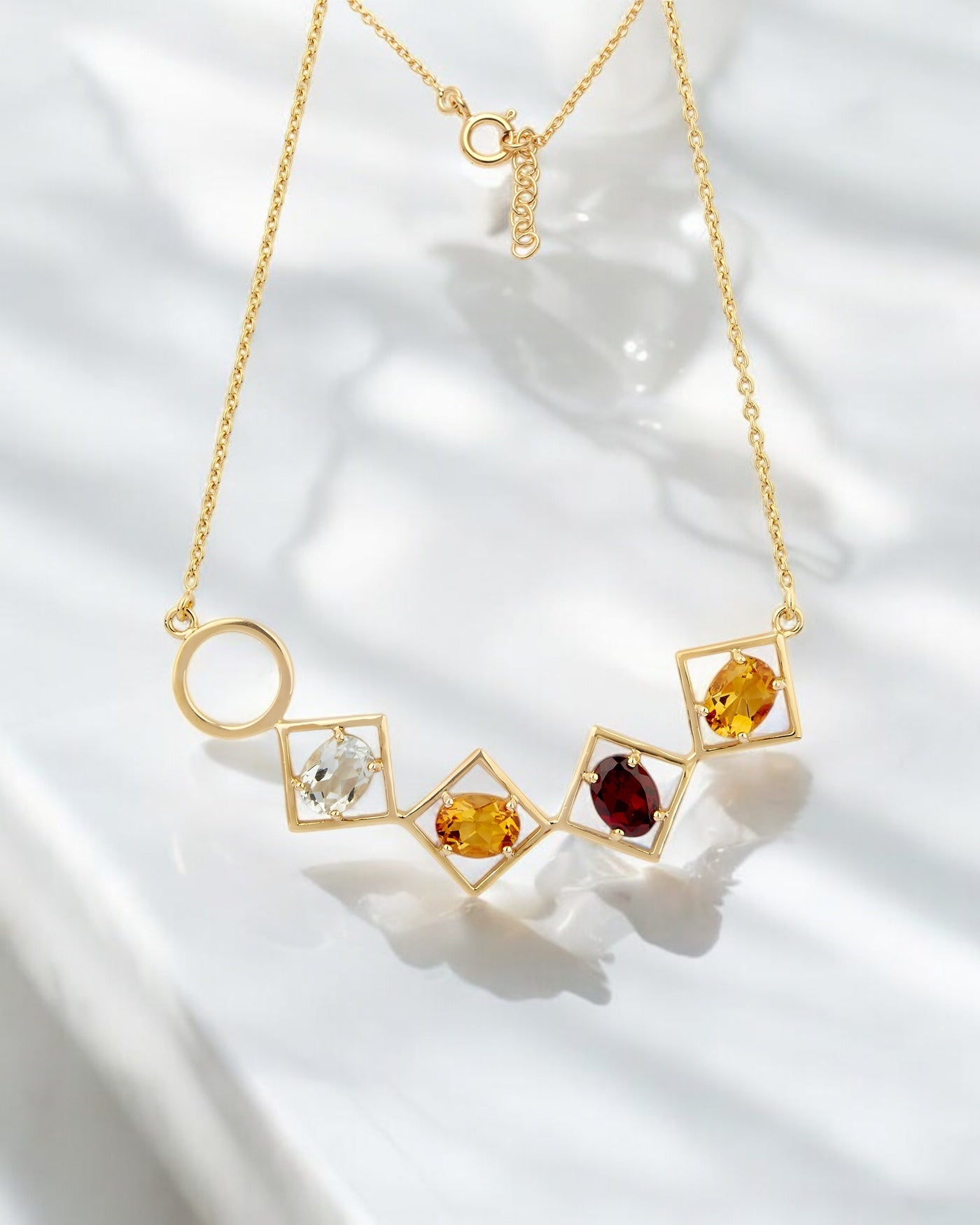 Carolin_Stone_Jewellery_Charming_Halskette_Granat_Gold_1-Photoroom.jpg