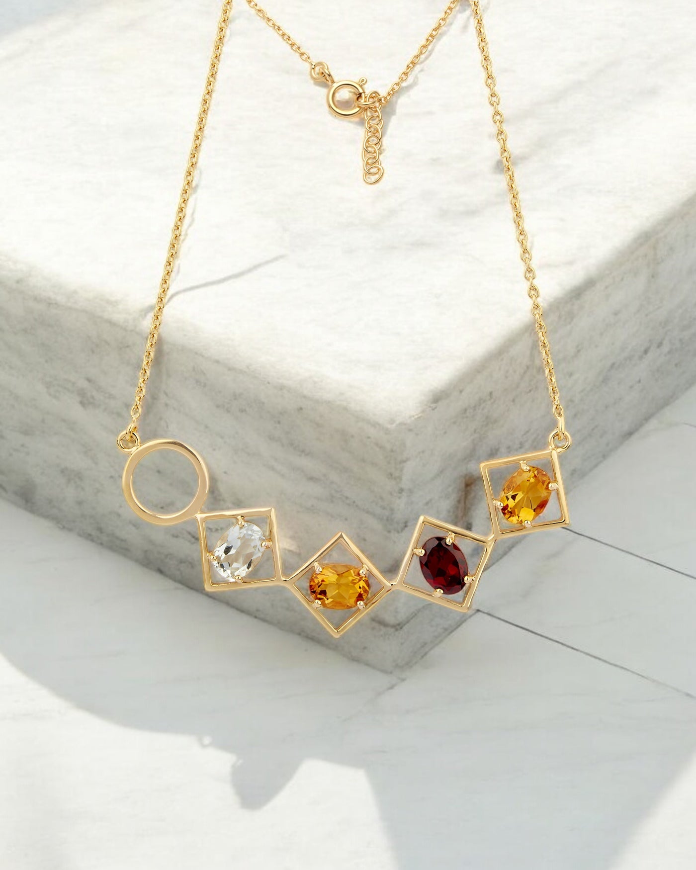 Carolin_Stone_Jewellery_Charming_Halskette_Granat_Gold_1_1d2cedc4-a2a5-4c0d-8f69-2eb14cec903f.jpg