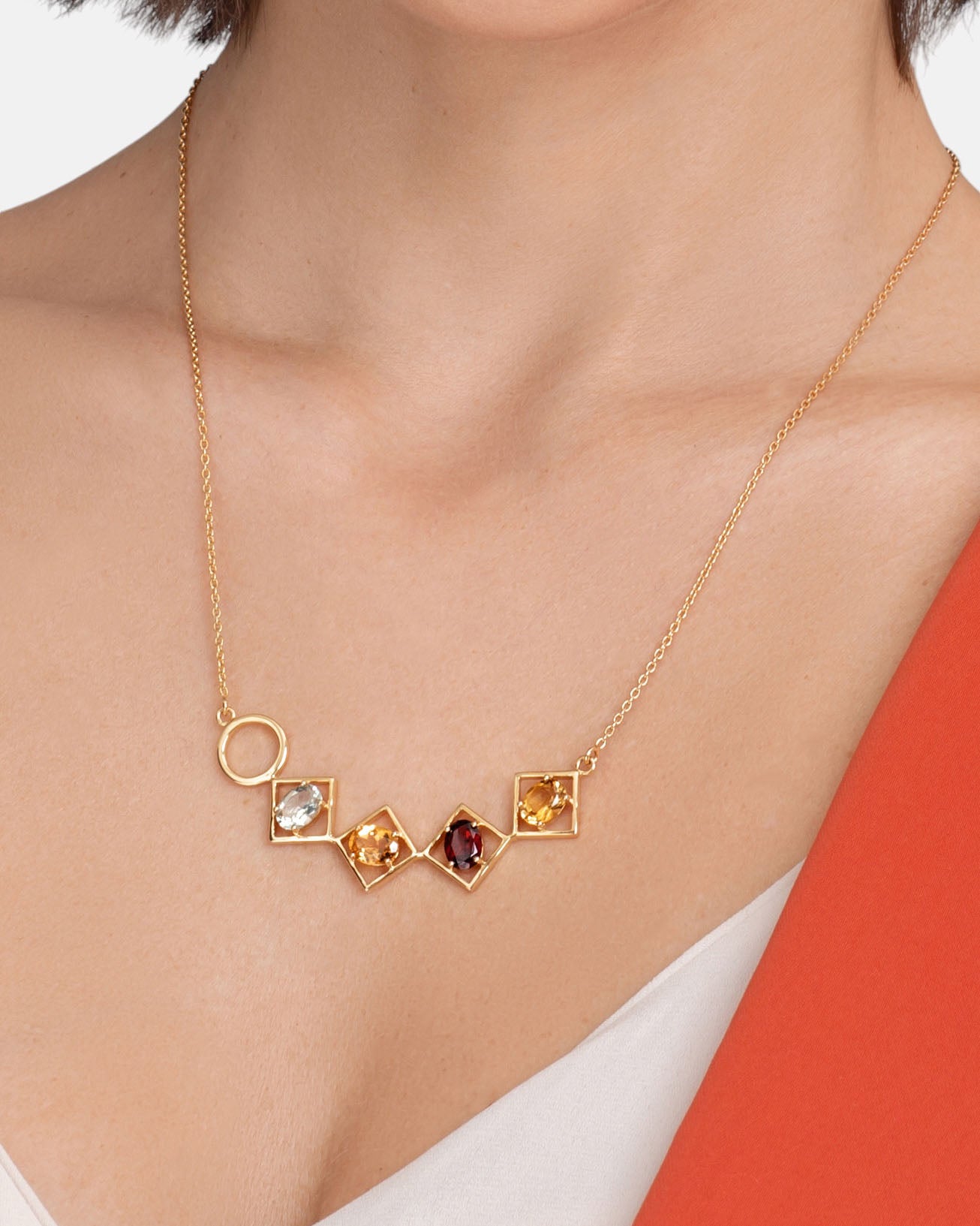 Carolin_Stone_Jewellery_Charming_Halskette_Granat_Gold_neck_2.jpg