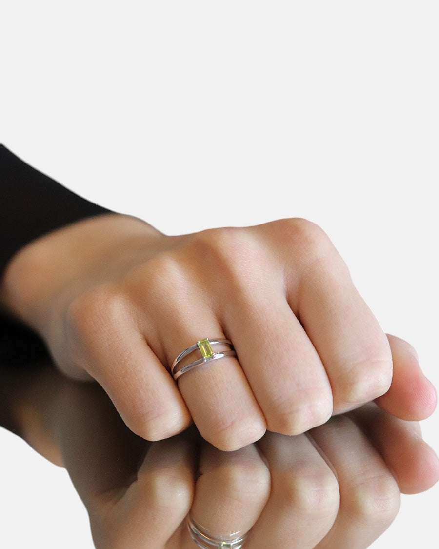 Carolin_Stone_Jewellery_Charming_Imaginative_Ring_Peridot_Silber_am_finger.jpg