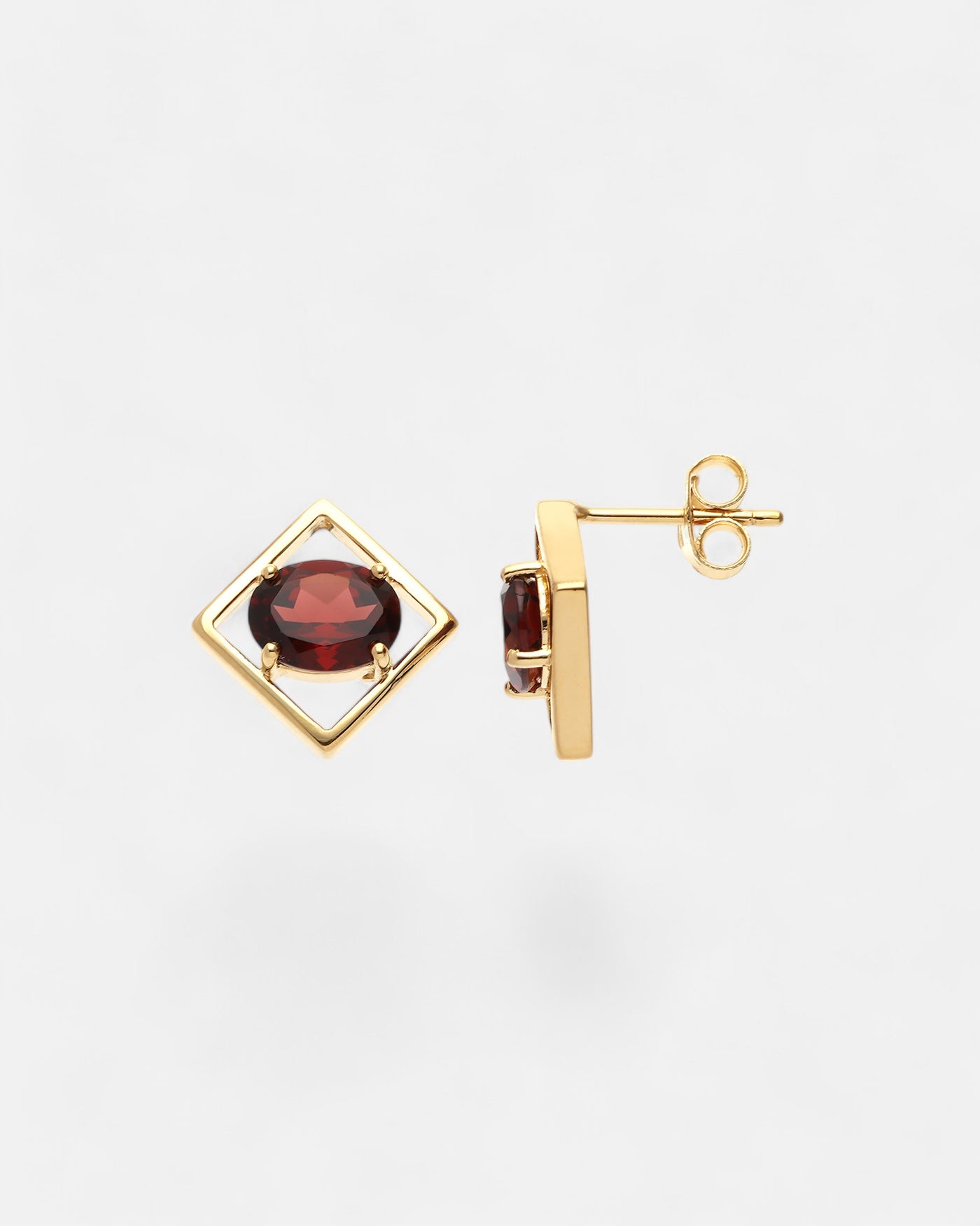 Charming stud earrings garnet gold