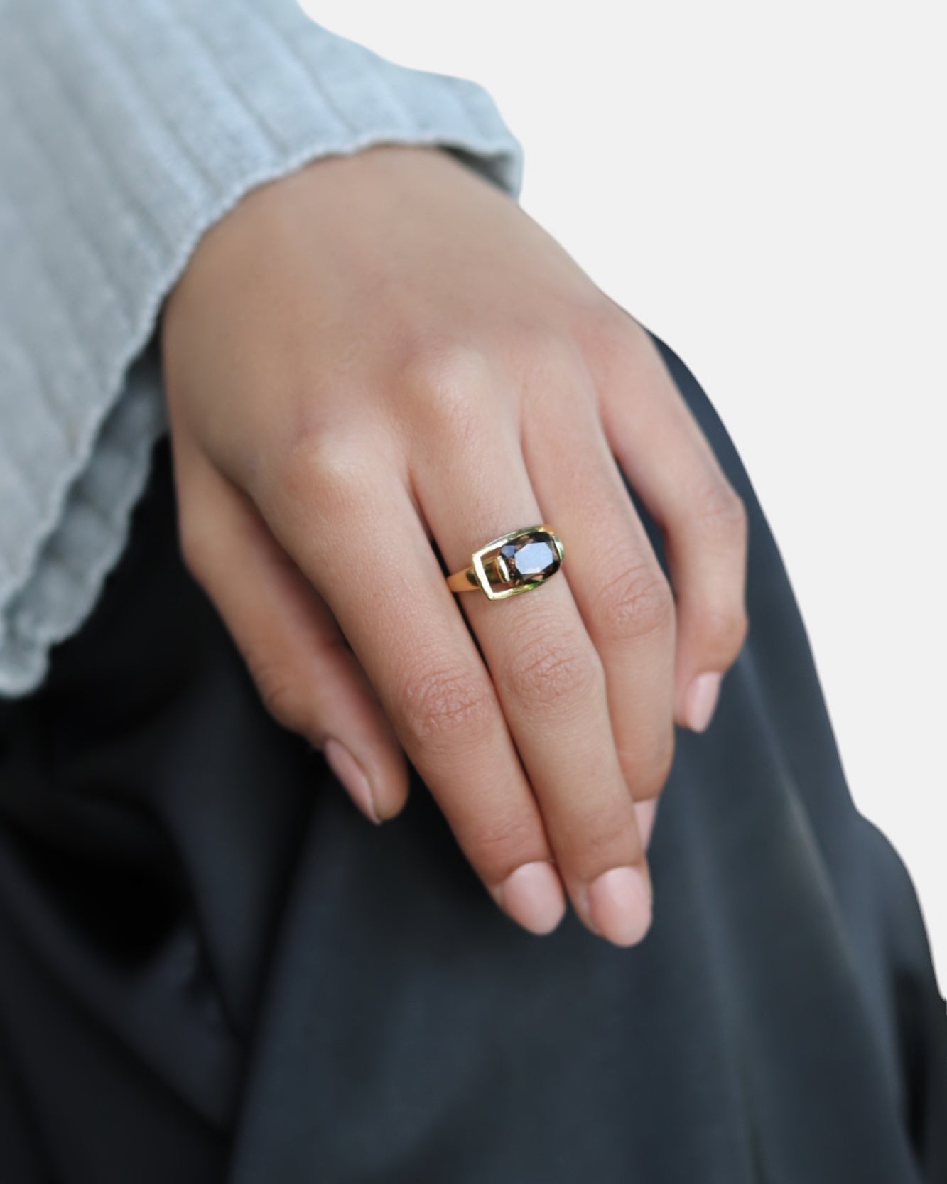 Carolin_Stone_Jewellery_Charming_Quartz_Ring_Rauchquarz_Gold_am_finger.jpg