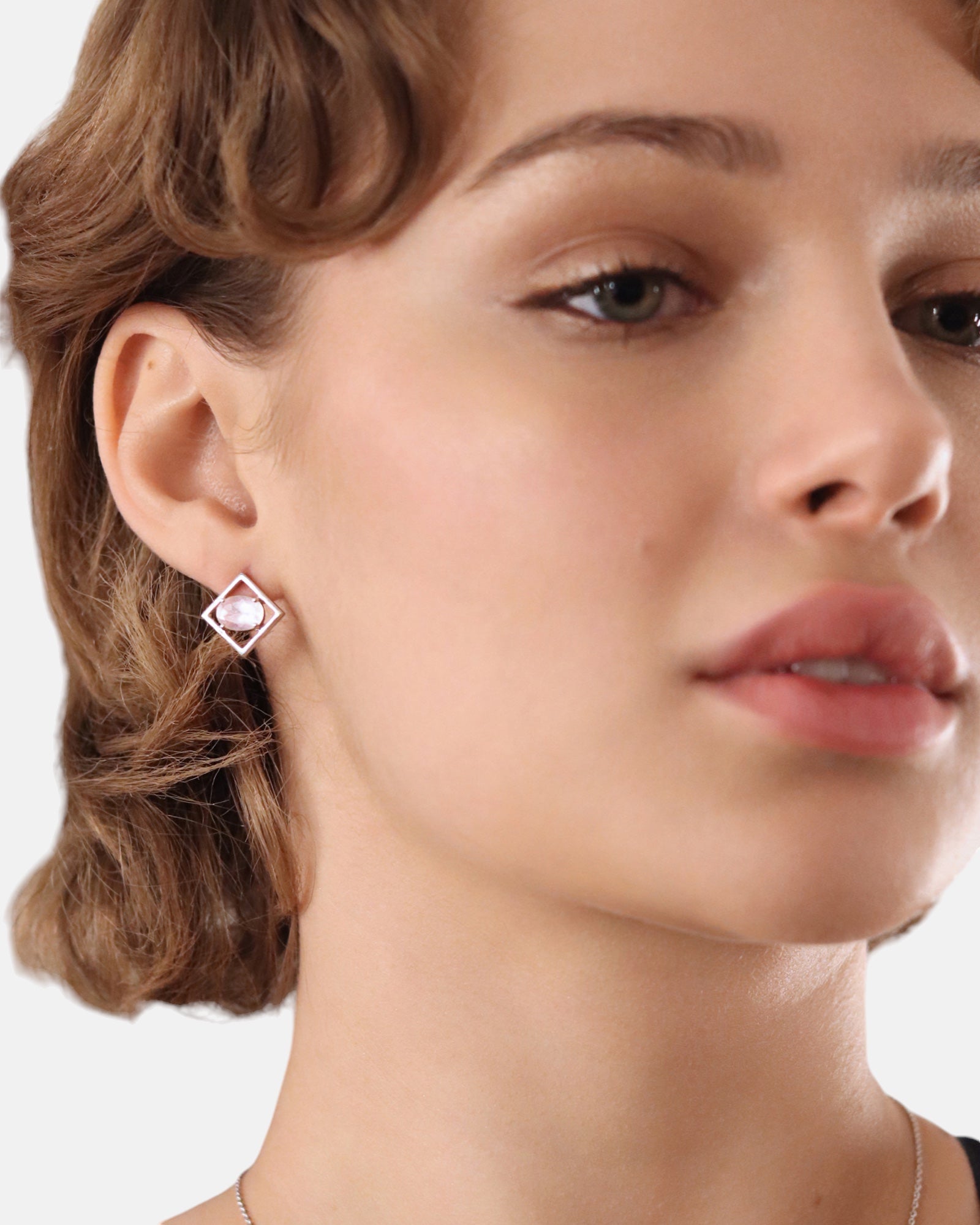 Carolin_Stone_Jewellery_Charming_Small_Ohrstecker_Rosenquarz_Silber_am_model_1.jpg