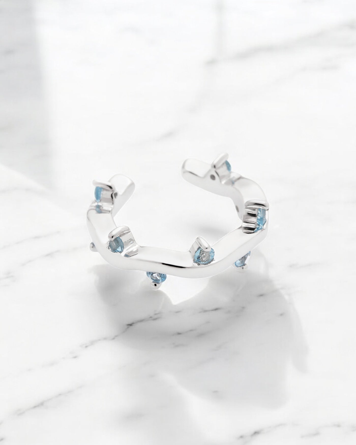 Carolin_Stone_Jewellery_Cit_azone_blau_Ear_cuff_Topas_silber_1-Photoroom_756abf5f-1c03-4254-8f4e-f48c7cf9b4c4.jpg