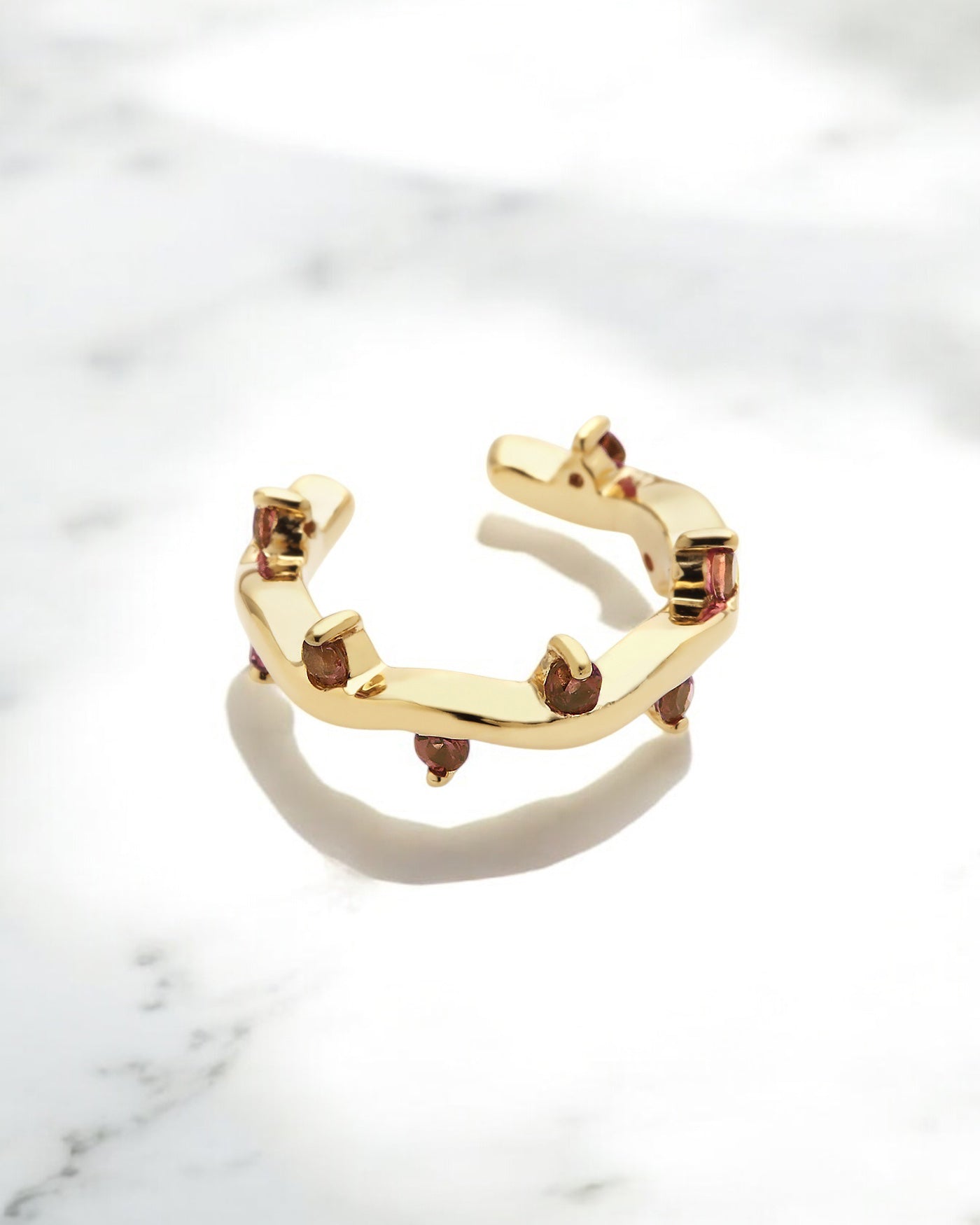 Carolin_Stone_Jewellery_Cit_azone_pink_Ear_cuff_Rhodolith_Gold_1-Photoroom.jpg