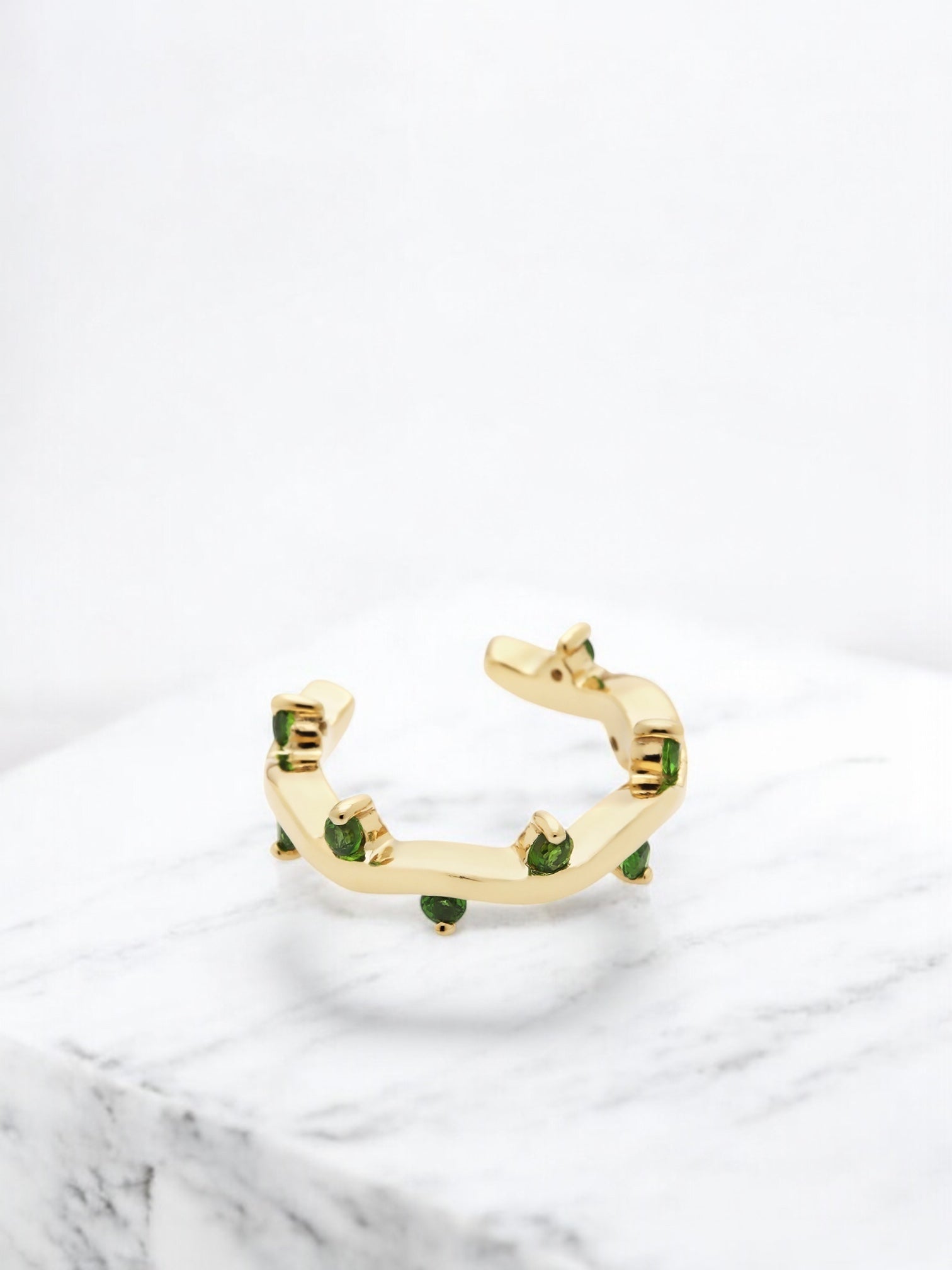 Carolin_Stone_Jewellery_Citazone_Earcuff_Gold_Chromediopside_Earcuffs_marble_banner-Photoroom.jpg