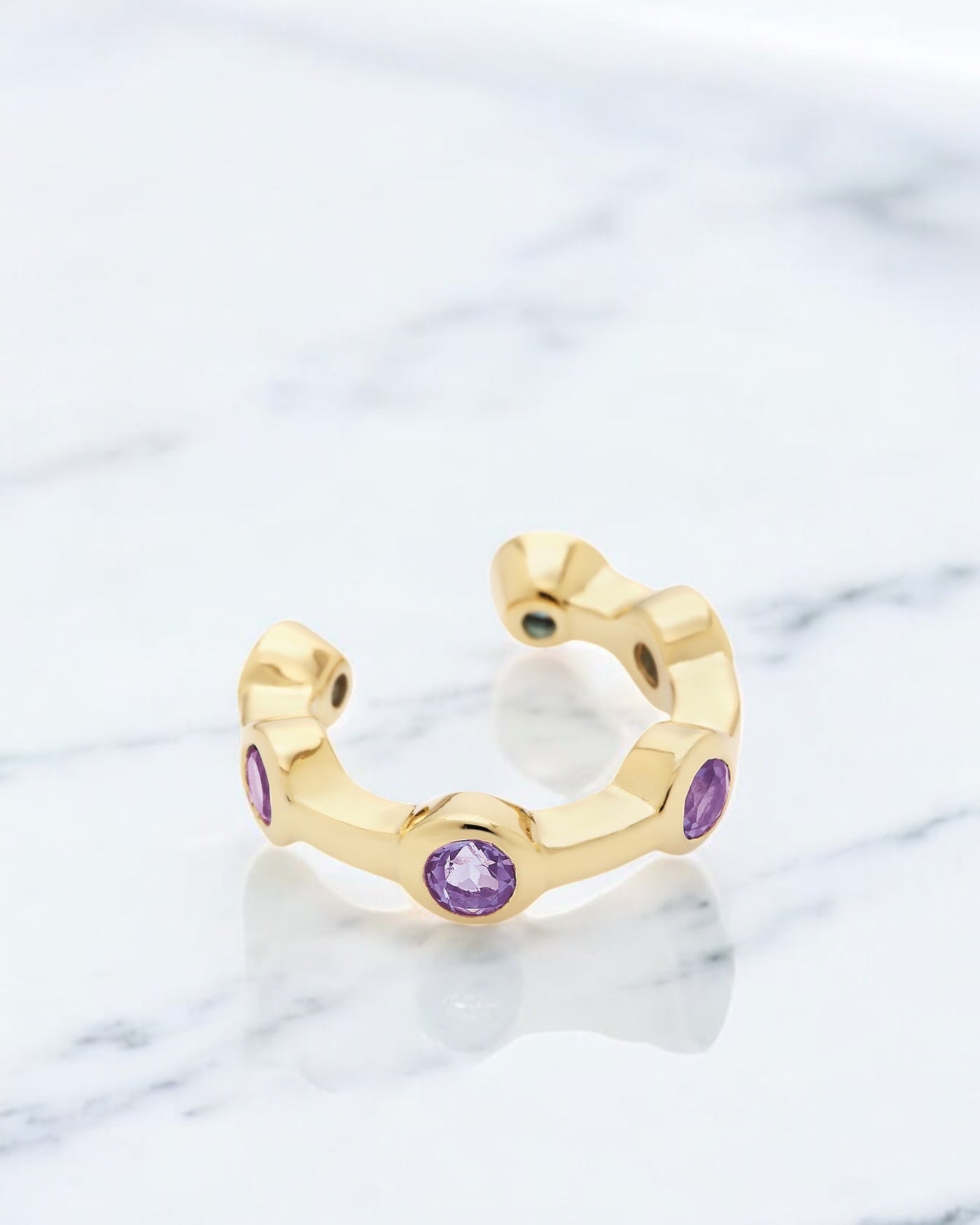 Carolin_Stone_Jewellery_Citygirl_Ear_cuff_Amethyst_Gold_2_on_marble-Photoroom.jpg