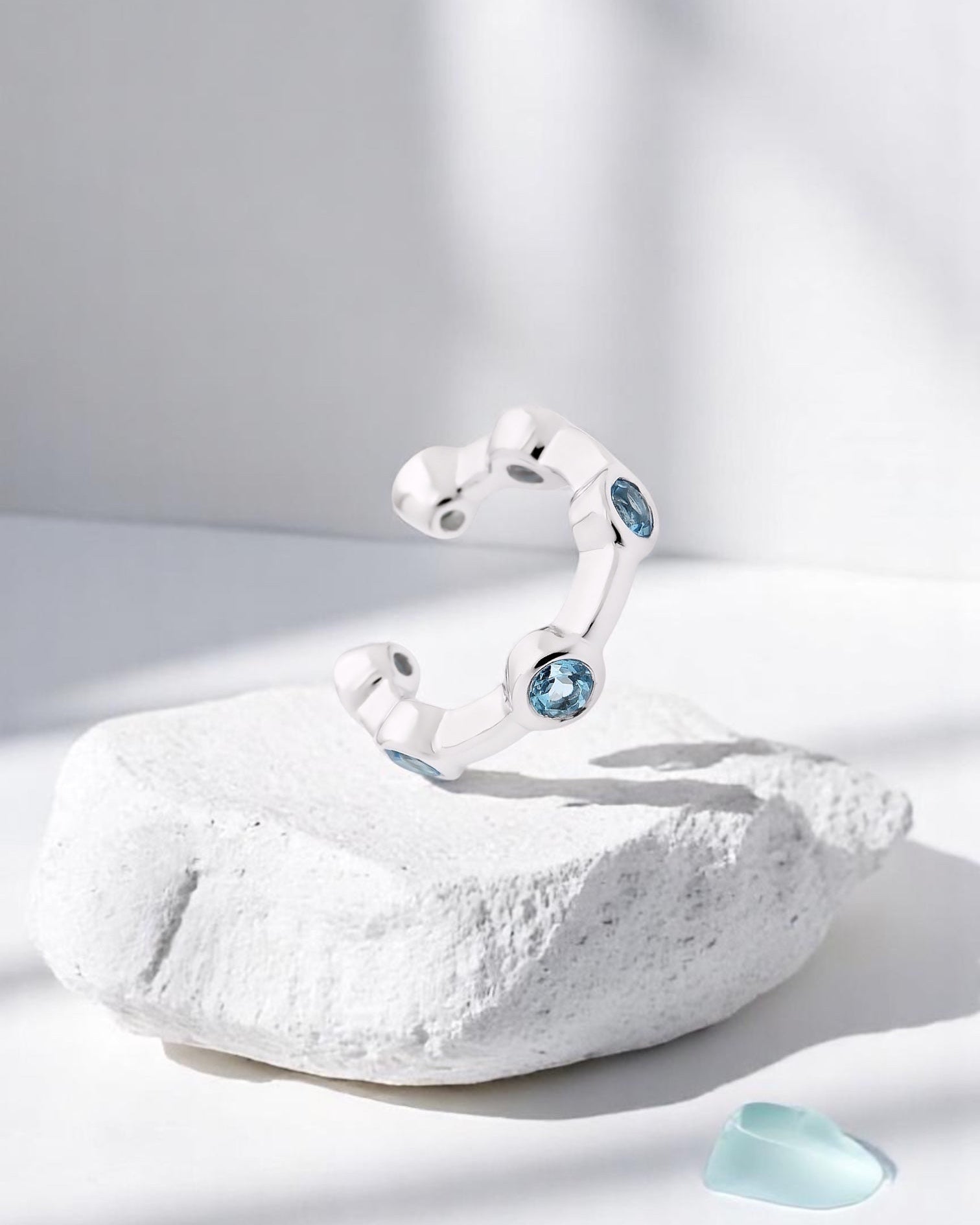 Citygirl blau - Ear cuff Topas Silber