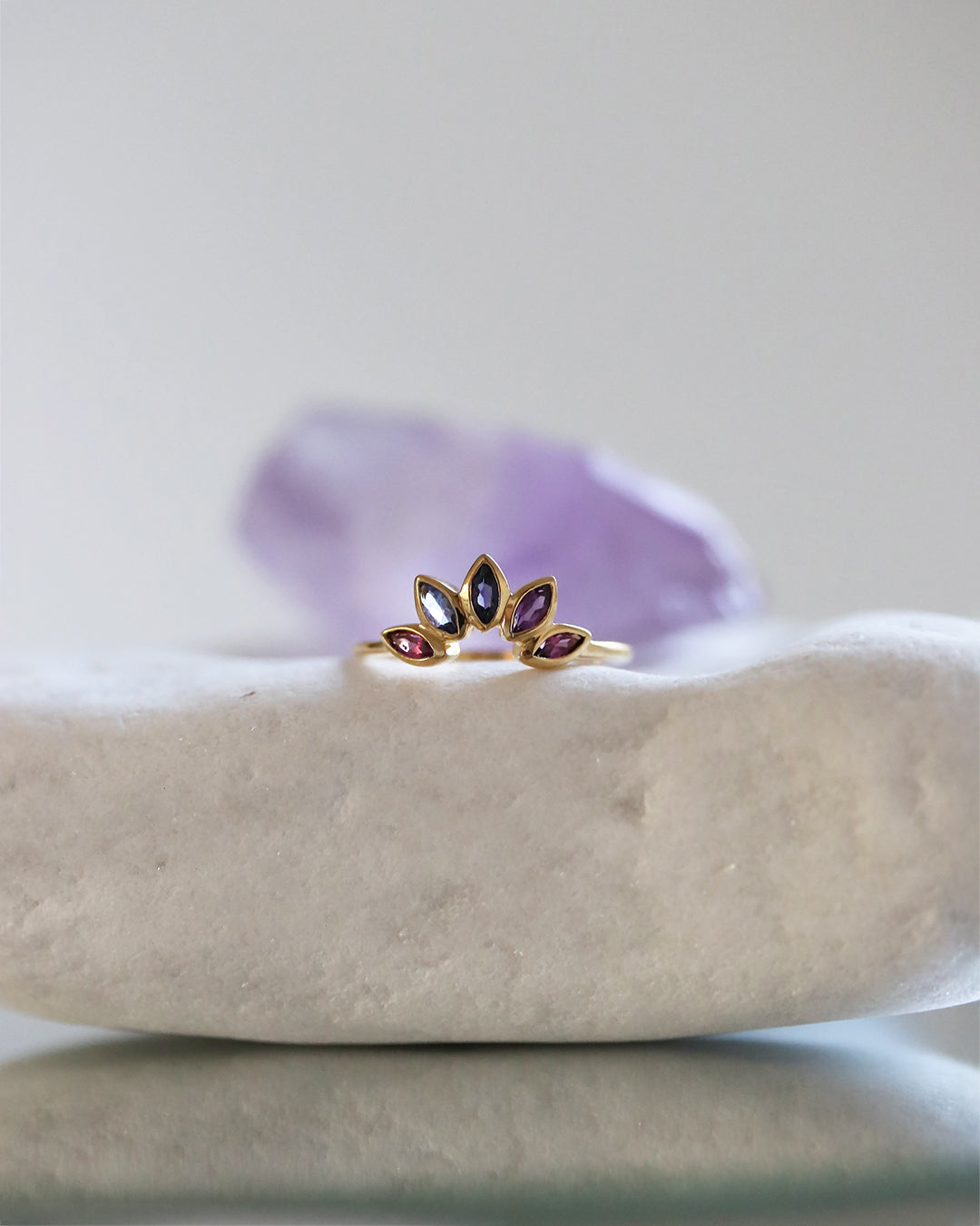Carolin_Stone_Jewellery_Crown_Ring_Amethyst_Gold_Rodolith_still_life_1.jpg