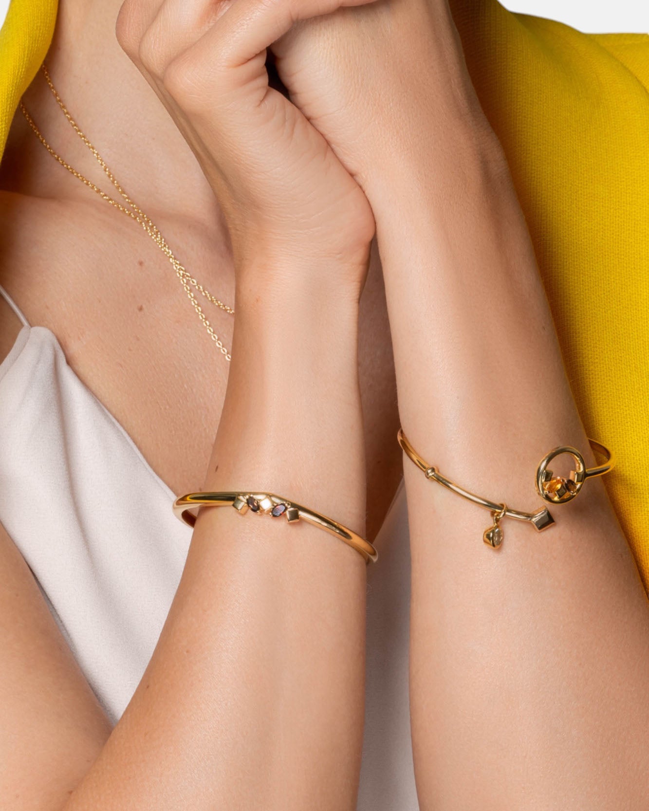 Daring Bangle Garnet Gold