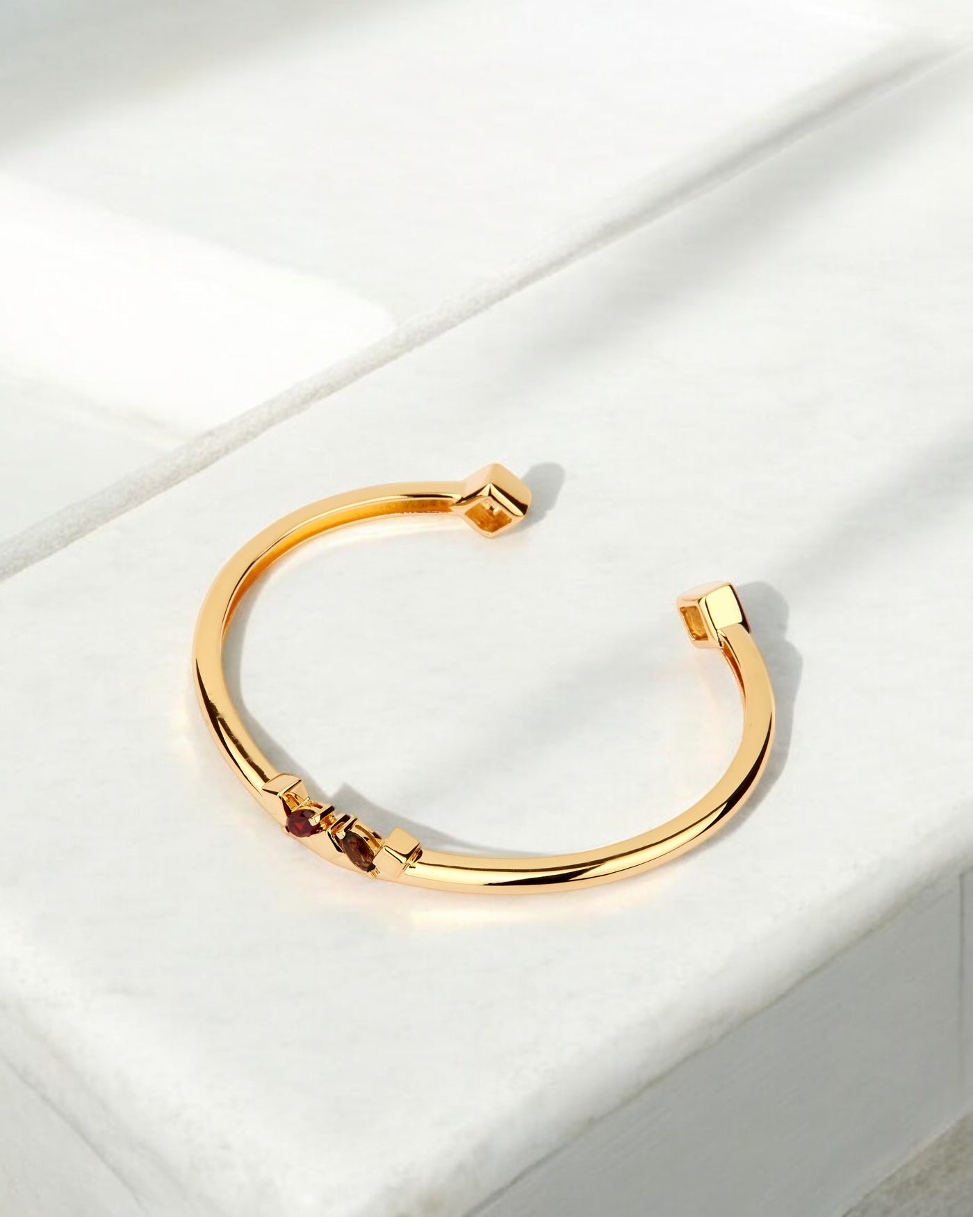 Daring Bangle Garnet Gold