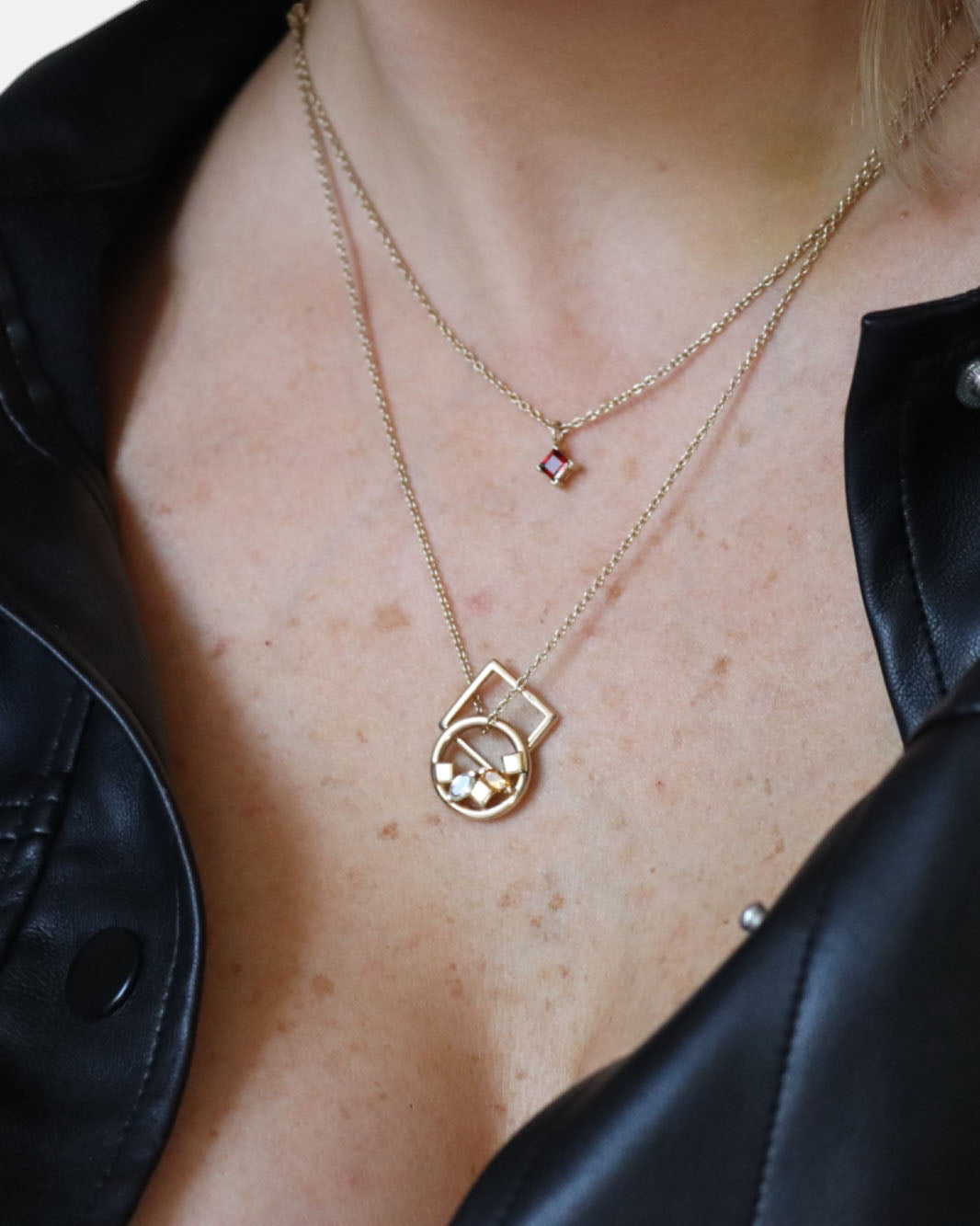 Daring Necklace Garnet Gold