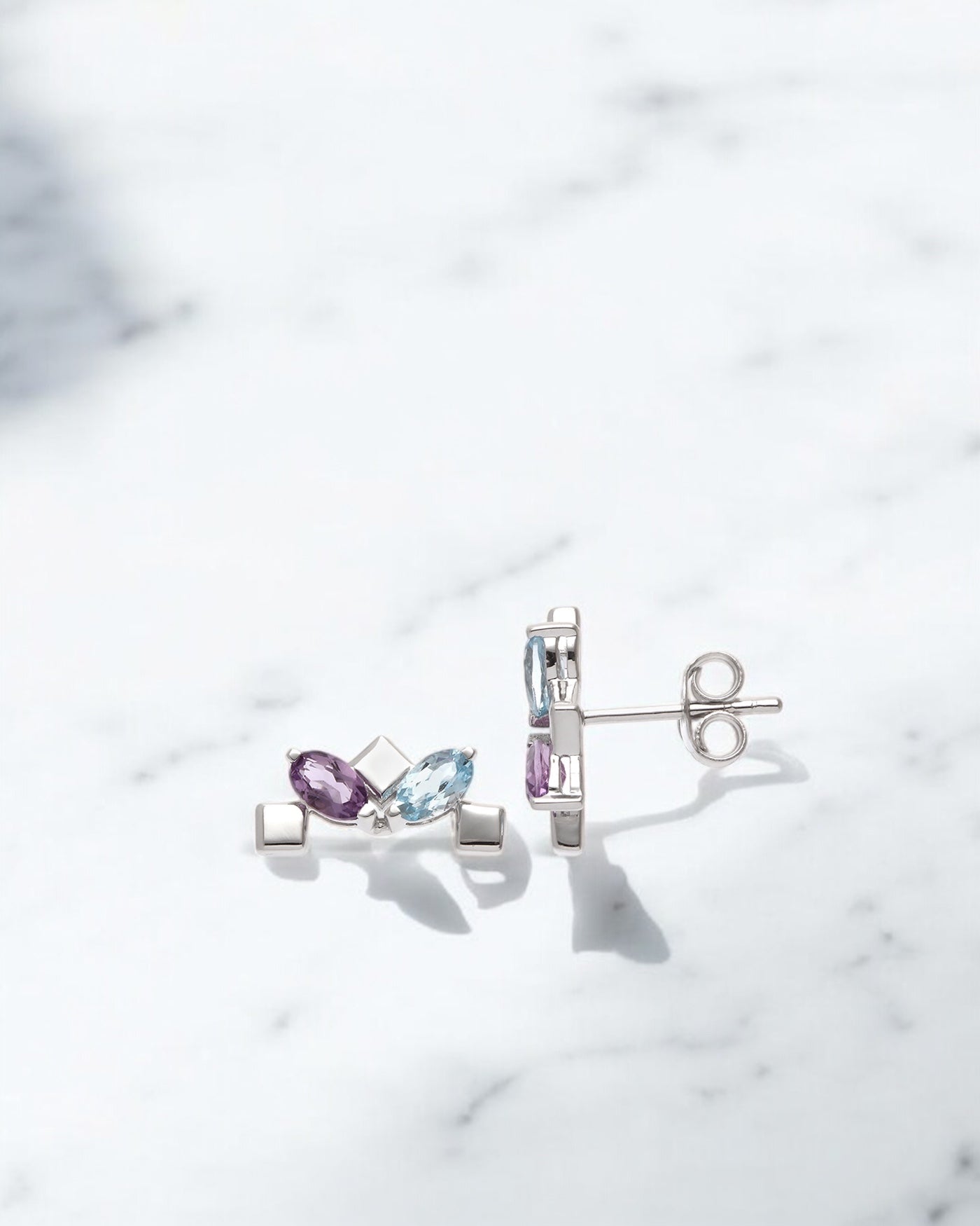 Carolin_Stone_Jewellery_Daring_Little_Stud_Ohrstecker_Amethyst_Silber_on_marble_banner-Photoroom.jpg