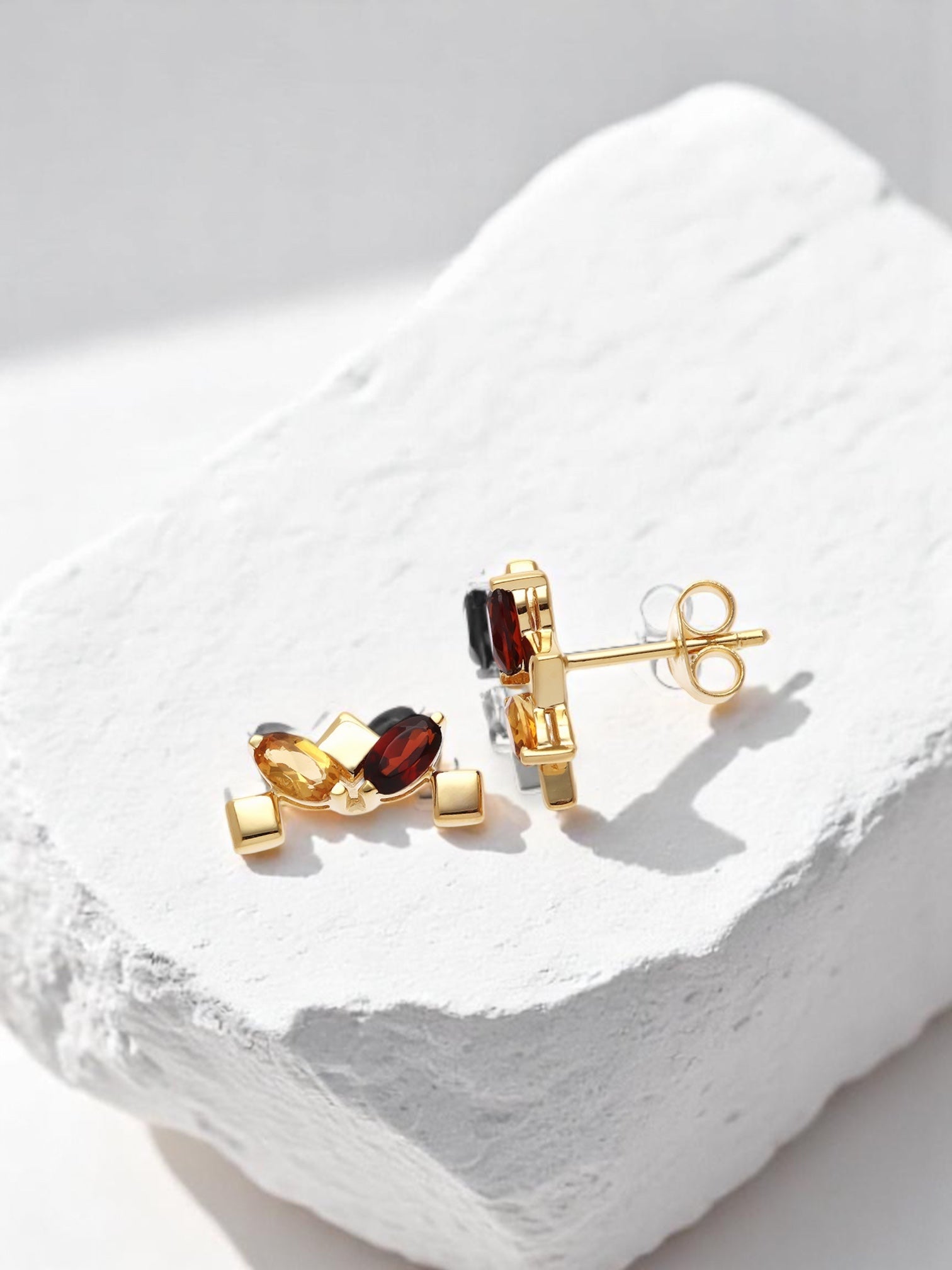 Daring Little Stud Earrings Garnet Gold