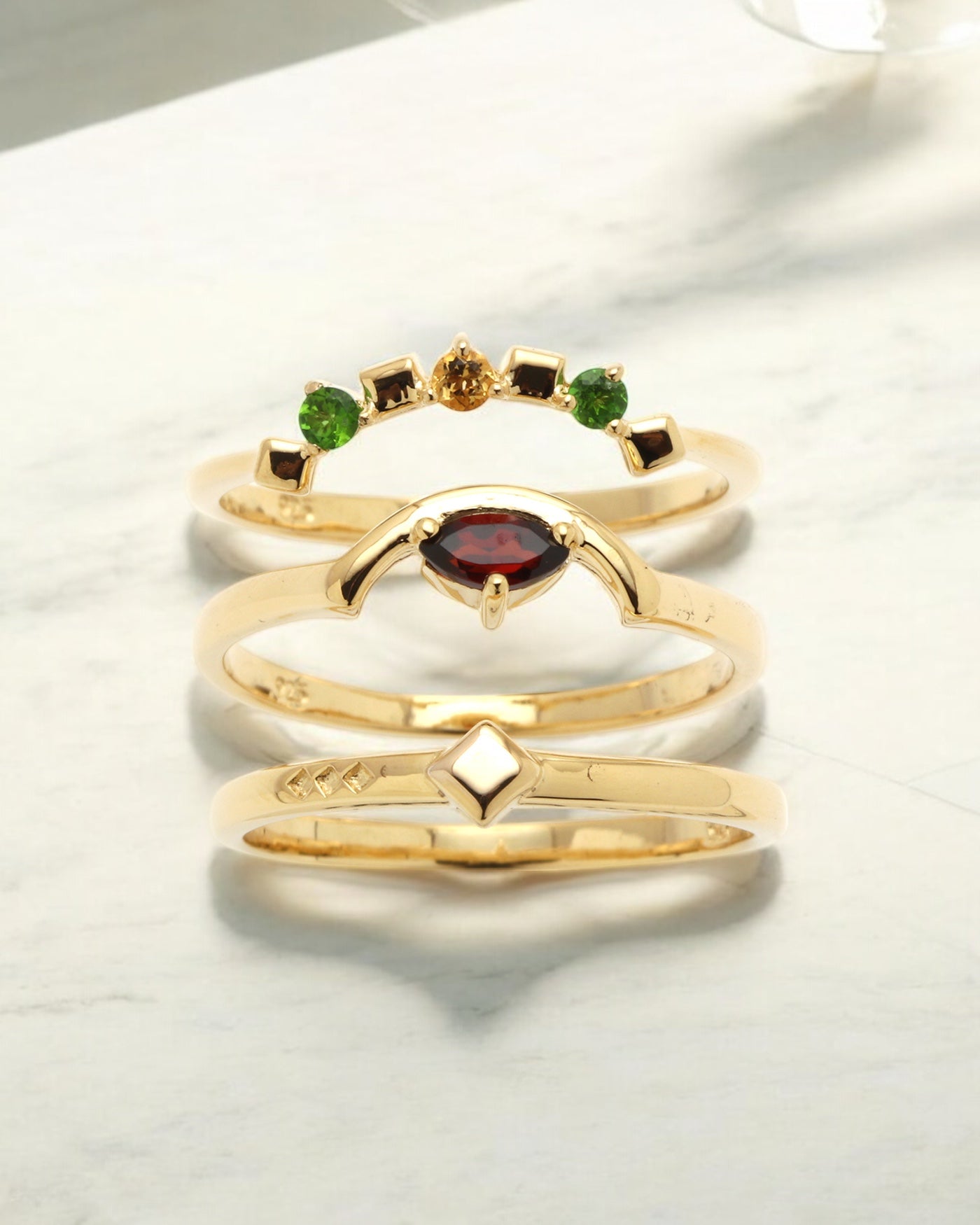 Carolin_Stone_Jewellery_Daring_Triad_Ring_Granat_Gold_1_ff2cb98f-dfe5-4038-bdde-7f0b4b3426a5.jpg