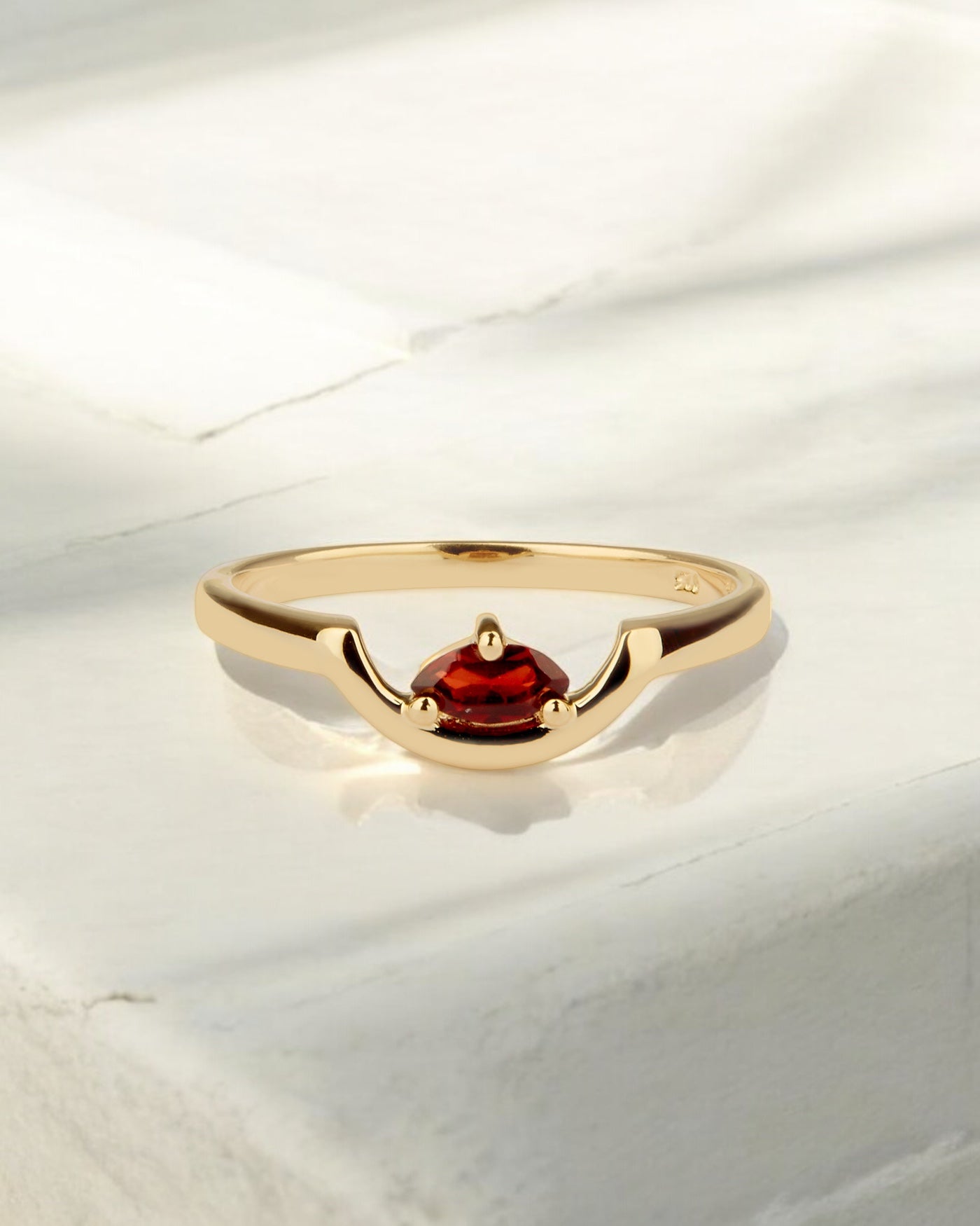 Carolin_Stone_Jewellery_Daring_Triad_Ring_Granat_Gold_3B.jpg