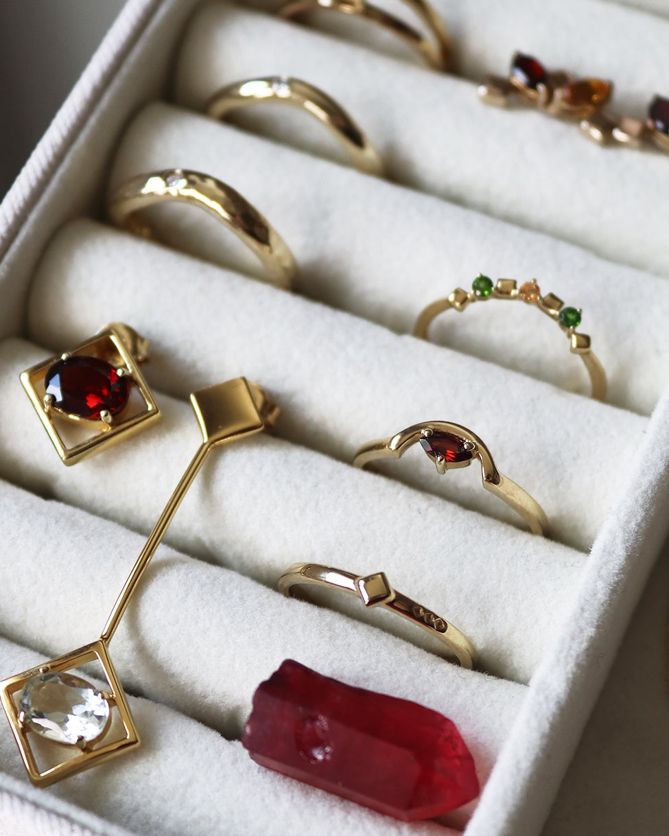 Daring Triad Ring Garnet Gold – Carolin Stone Jewellery