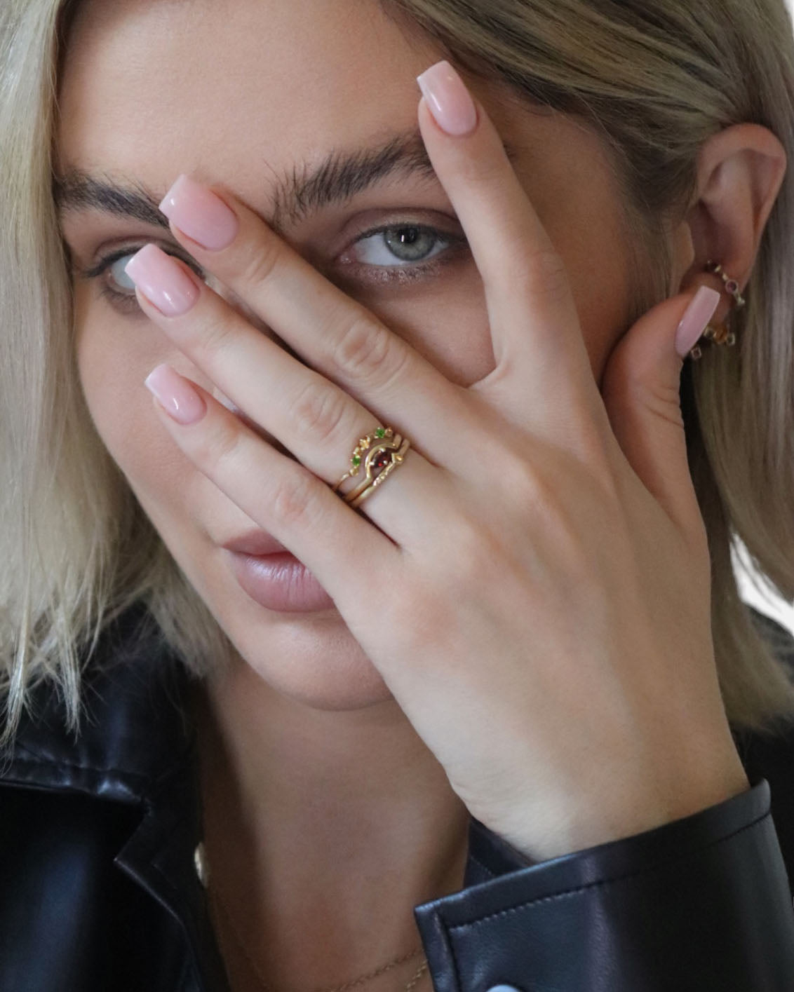 Carolin_Stone_Jewellery_Daring_Triad_Ring_Granat_Gold_on_model_1.jpg