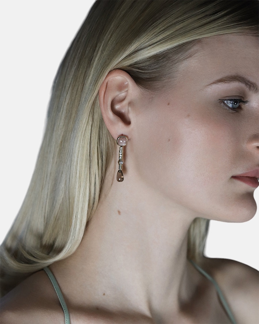 Carolin_Stone_Jewellery_Daydreamer_Ohrringe_Mondstein_Gold_on_model.jpg