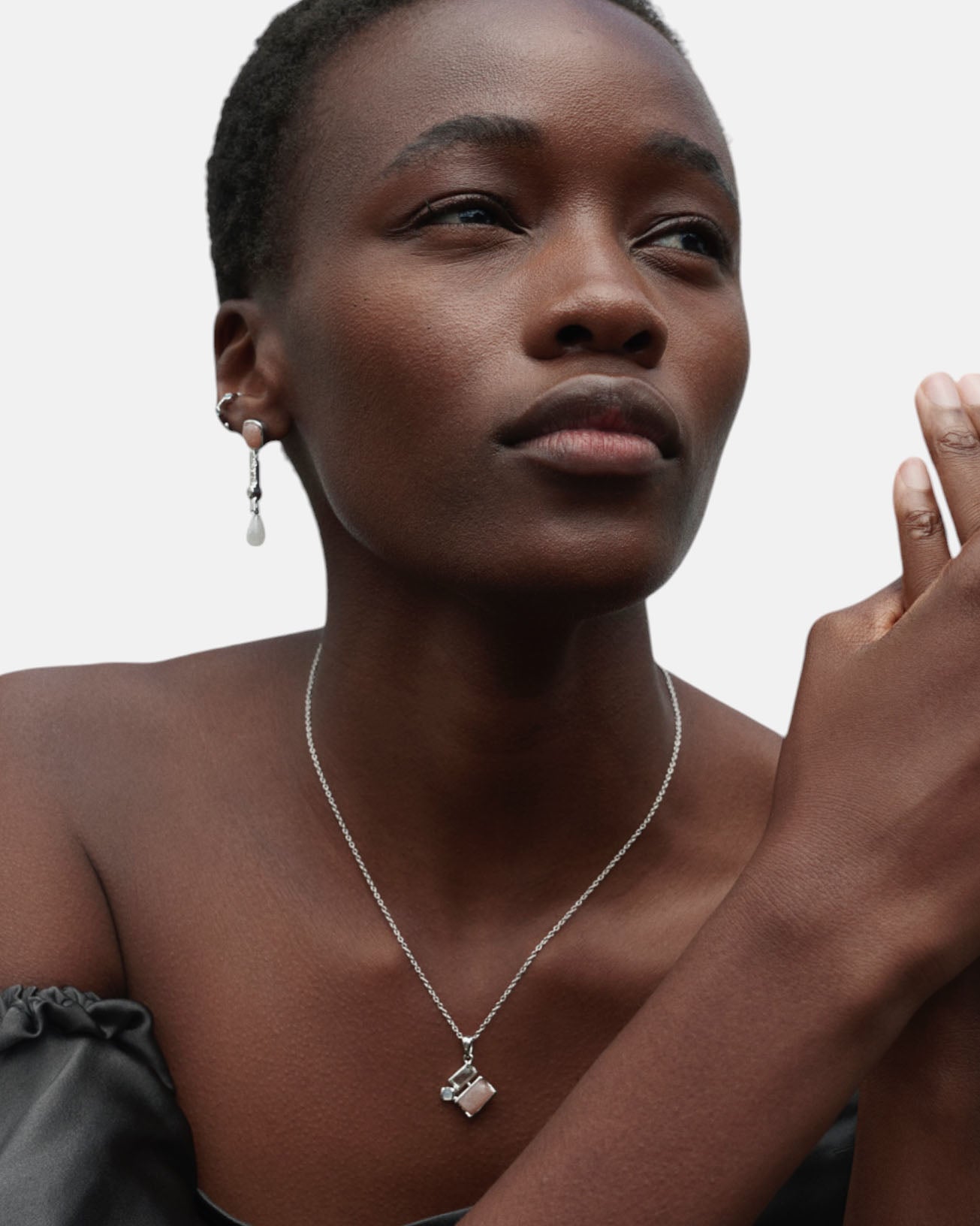 Carolin_Stone_Jewellery_Daydreamer_Ohrringe_Mondstein_Silber_am_model_2.jpg
