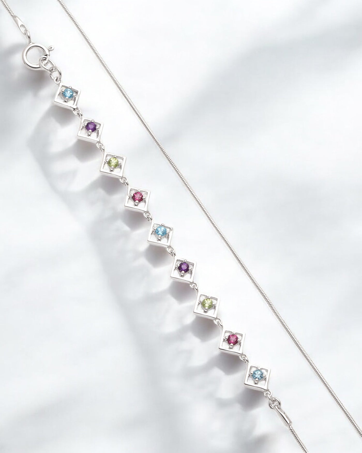 Carolin_Stone_Jewellery_Embrace_Me_Armband_Amethyst_Silber_2-Photoroom.jpg