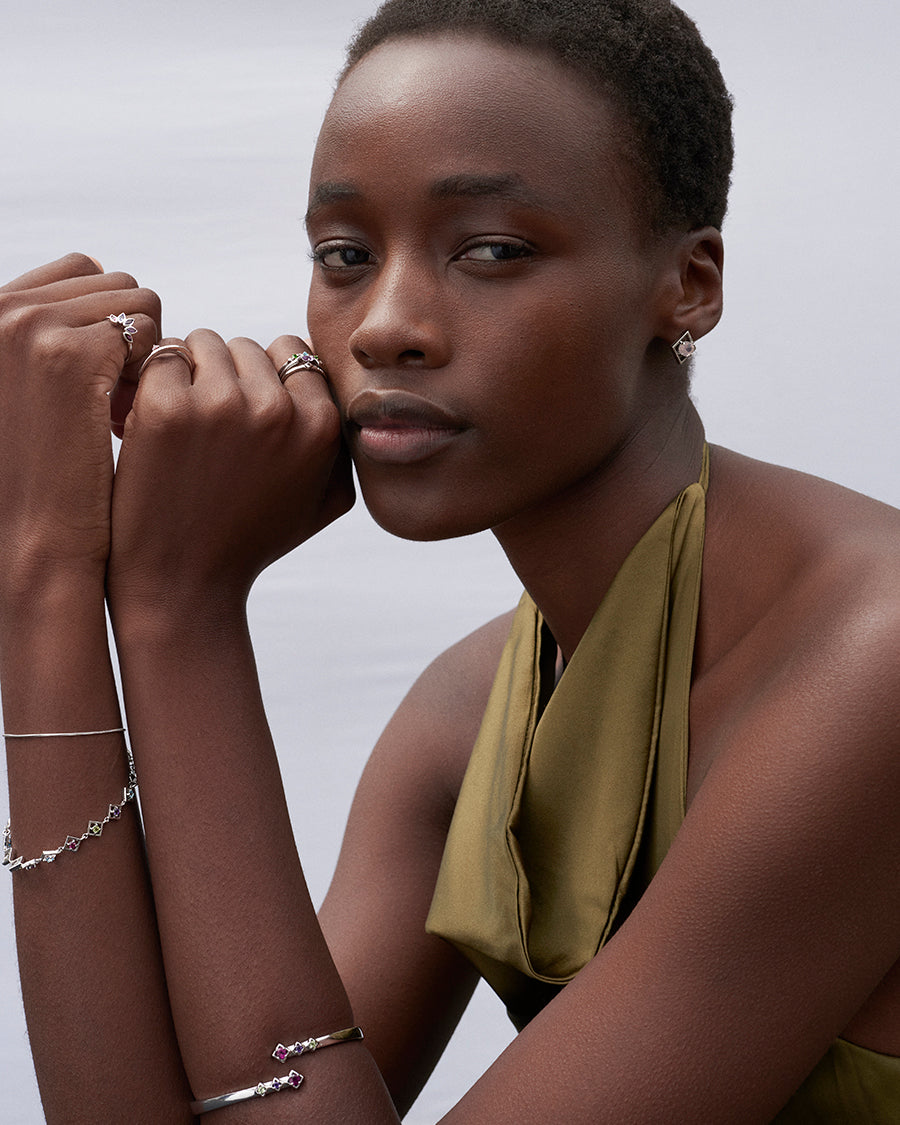 Carolin_Stone_Jewellery_Embrace_Me_Armband_Amethyst_Silber_on_model.jpg