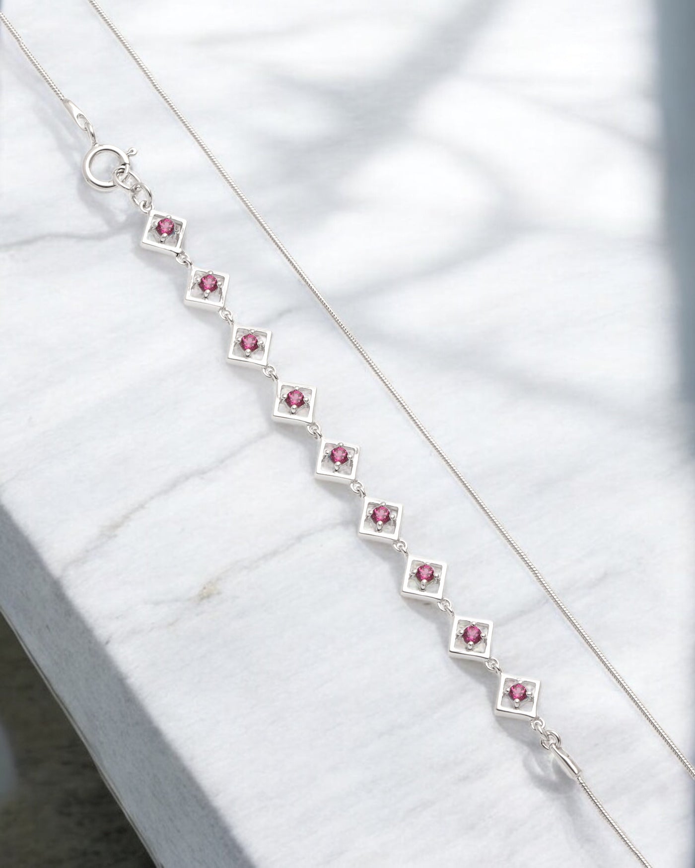 Carolin_Stone_Jewellery_Embrace_Me_Armband_Rhodolith_Silber_2.jpg