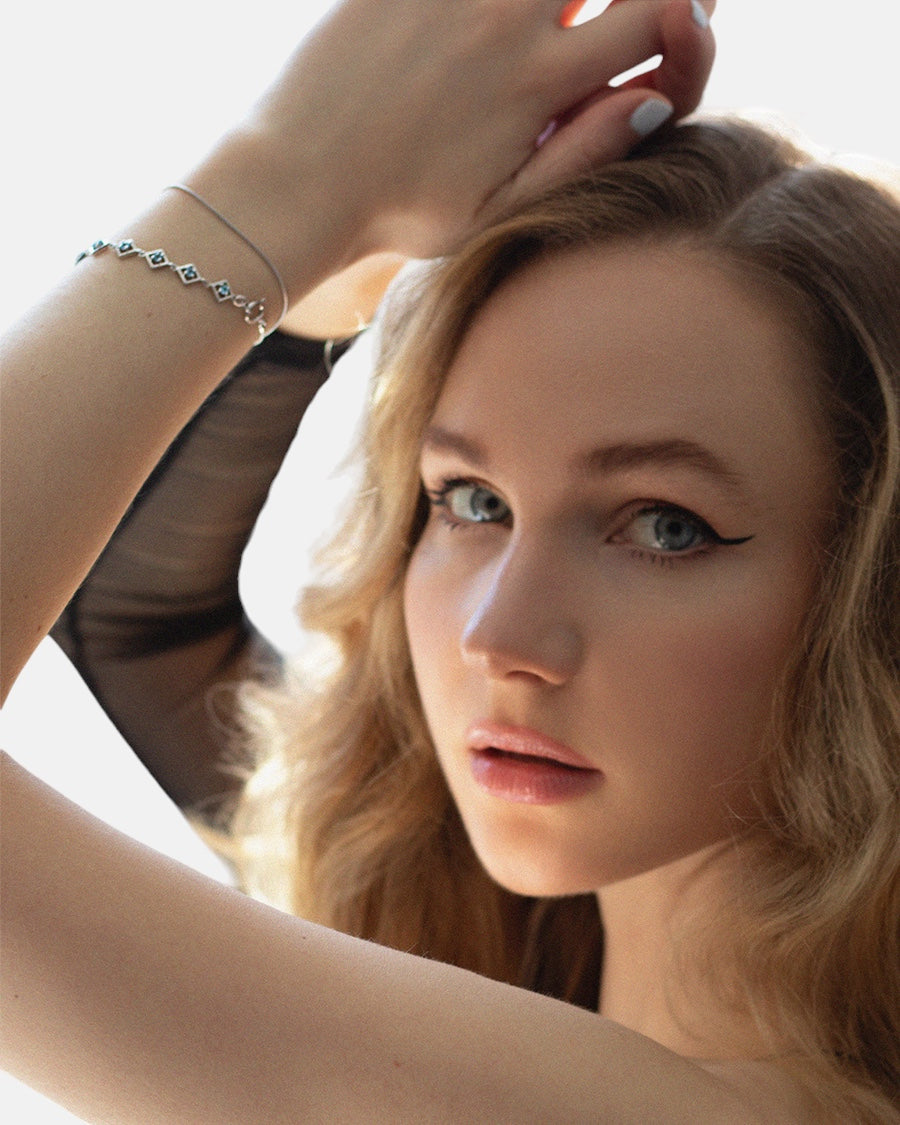 Carolin_Stone_Jewellery_Embrace_Me_Armband_Topas_Silber_on_model_1.jpg
