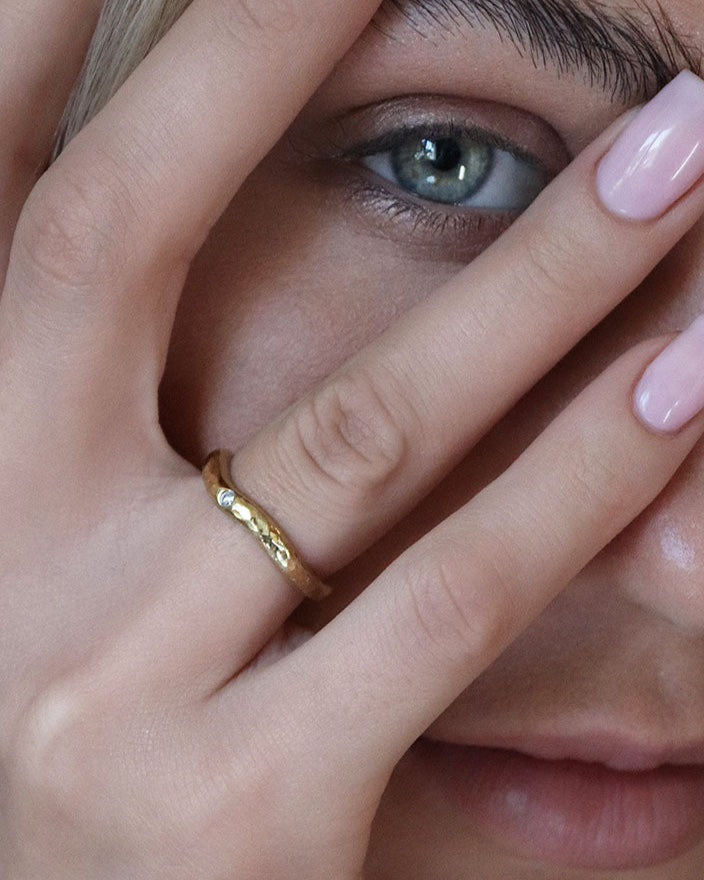 Carolin_Stone_Jewellery_Goldring_gehammert_pre-set_Granat_Hidden_Inner_Strength_on_model_1.jpg