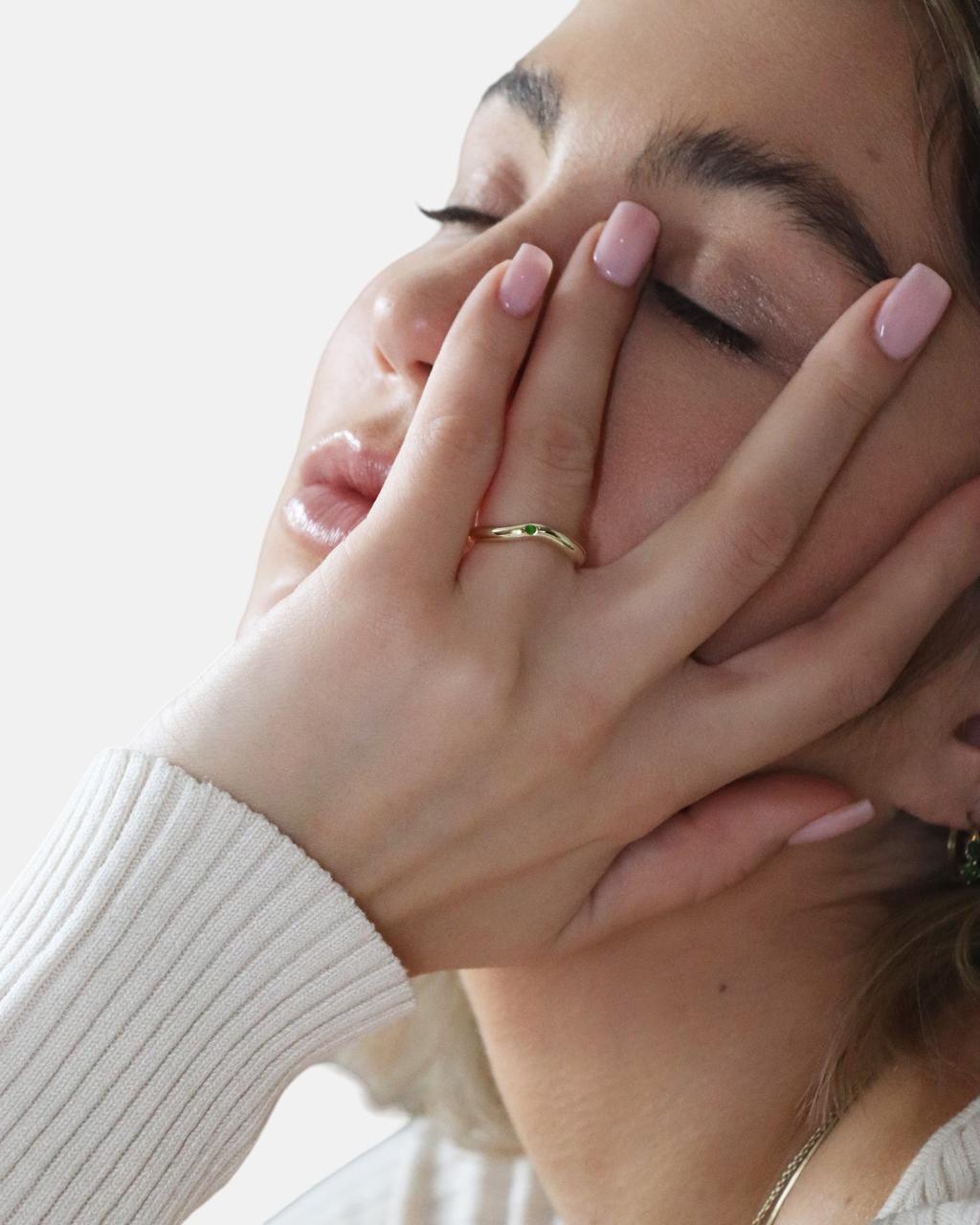 Carolin_Stone_Jewellery_Goldring_poliert_pre-set_Granat_Hidden_Inner_Strength_am_model_1.jpg