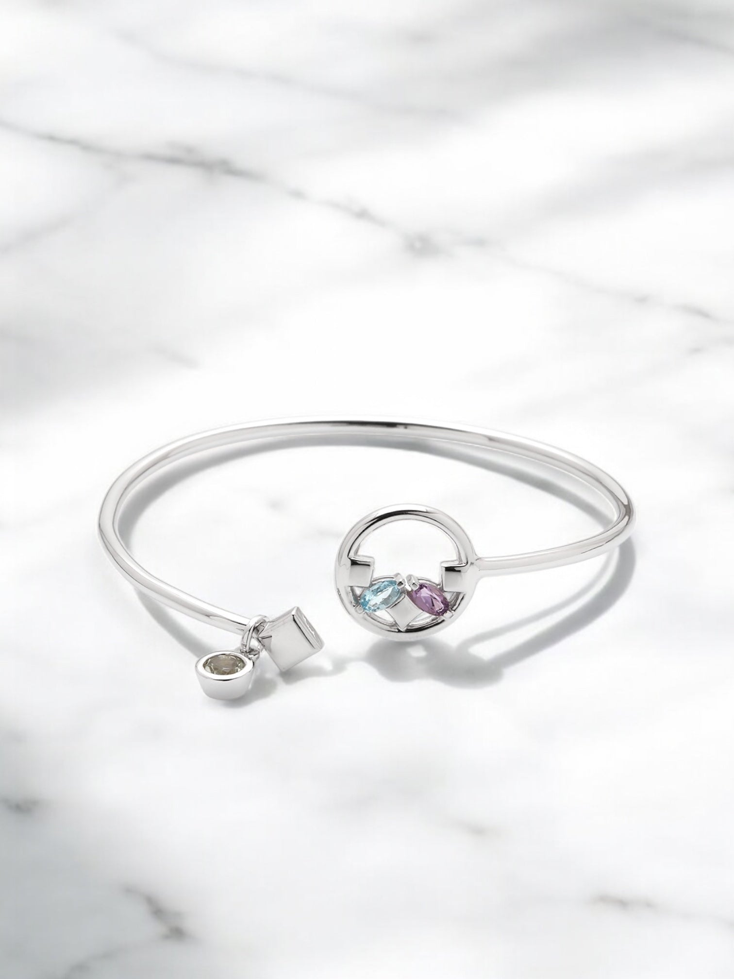 Carolin_Stone_Jewellery_Heroic_Bracelet_Silver_square_banner_marble_banner2-Photoroom.jpg